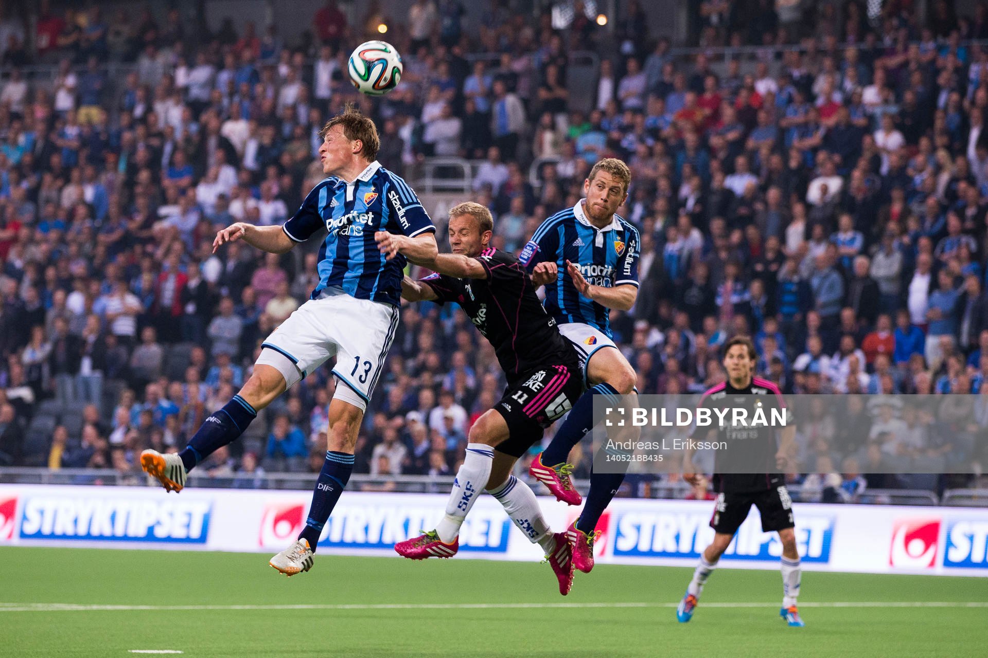 Djurgårdens Emil Bergström och Stefan Karlsson (h) i en nickduell med IFK Göteborgs Robin Söder (m) under fotbollsmatchen i Allsvenskan mellan Djurgården och IFK Göteborg den 21 maj 2014 i Stockholm.