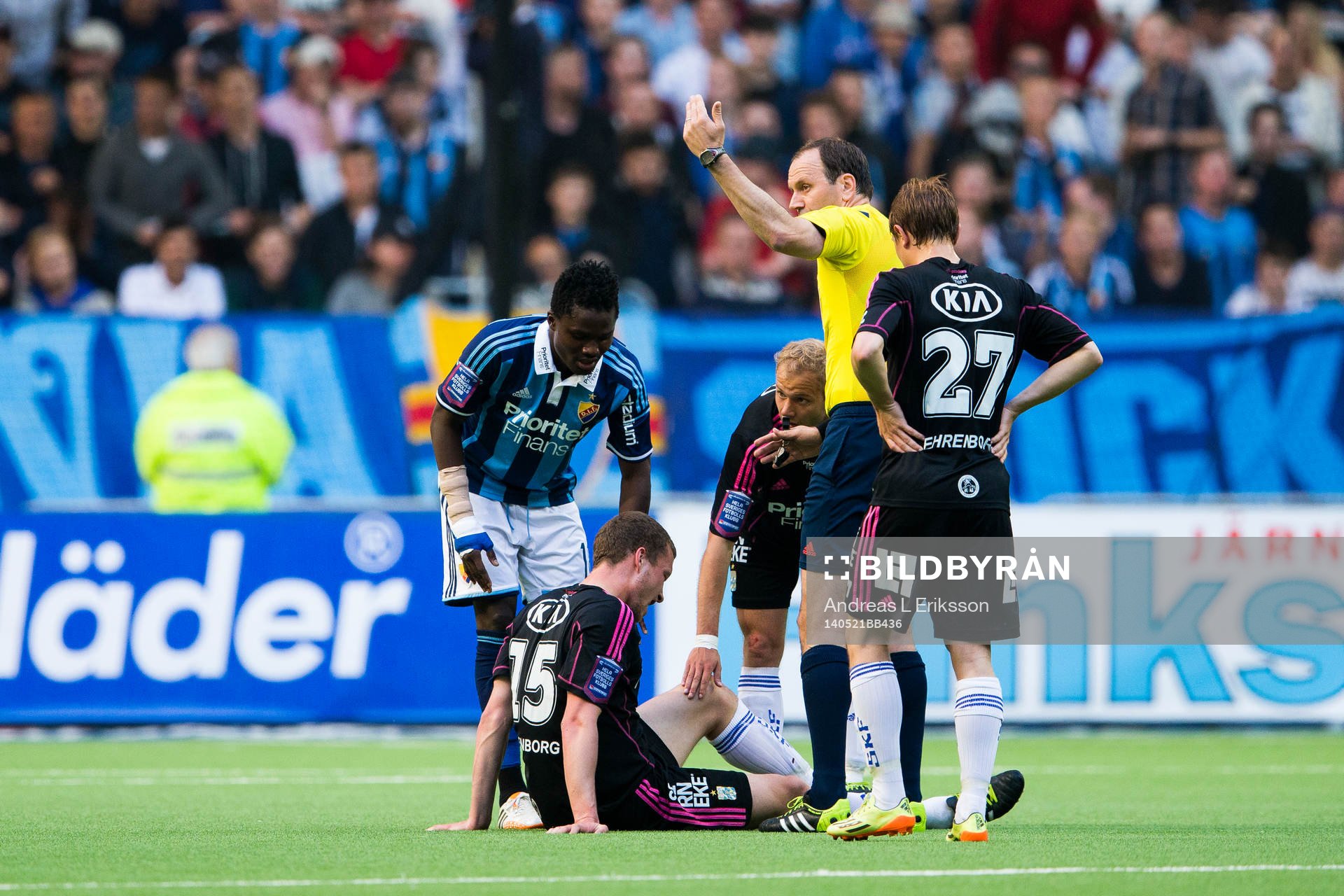 Domare Jonas Eriksson påkallar läkar teamet etfer att IFK Göteborgs Jakob Johansson gjort sig illa under fotbollsmatchen i Allsvenskan mellan Djurgården och IFK Göteborg den 21 maj 2014 i Stockholm.