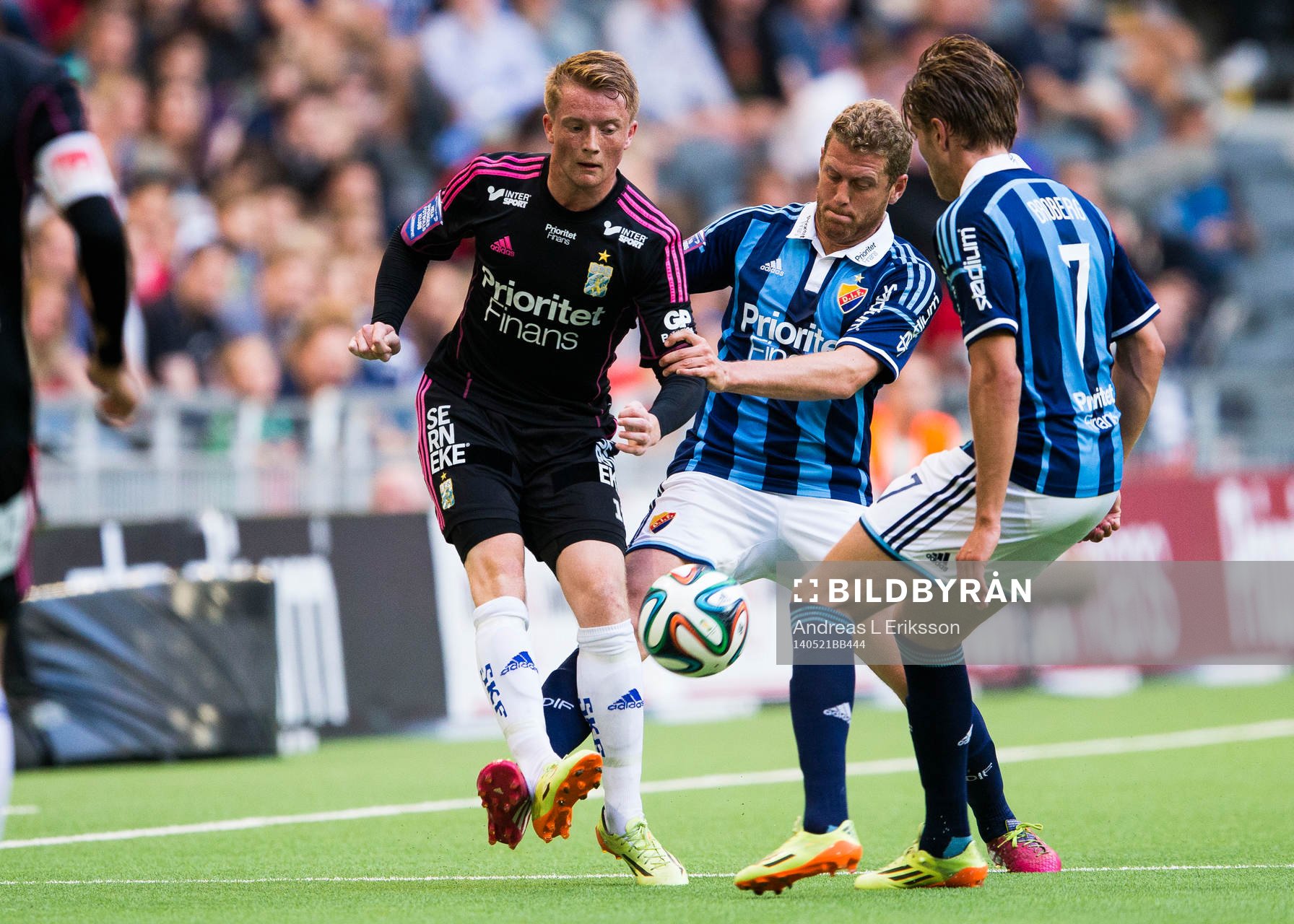 IFK Göteborgs Sam Larsson i kamp om bollen med Djurgårdens Stefan Karlsson och Martin Broberg under fotbollsmatchen i Allsvenskan mellan Djurgården och IFK Göteborg den 21 maj 2014 i Stockholm.