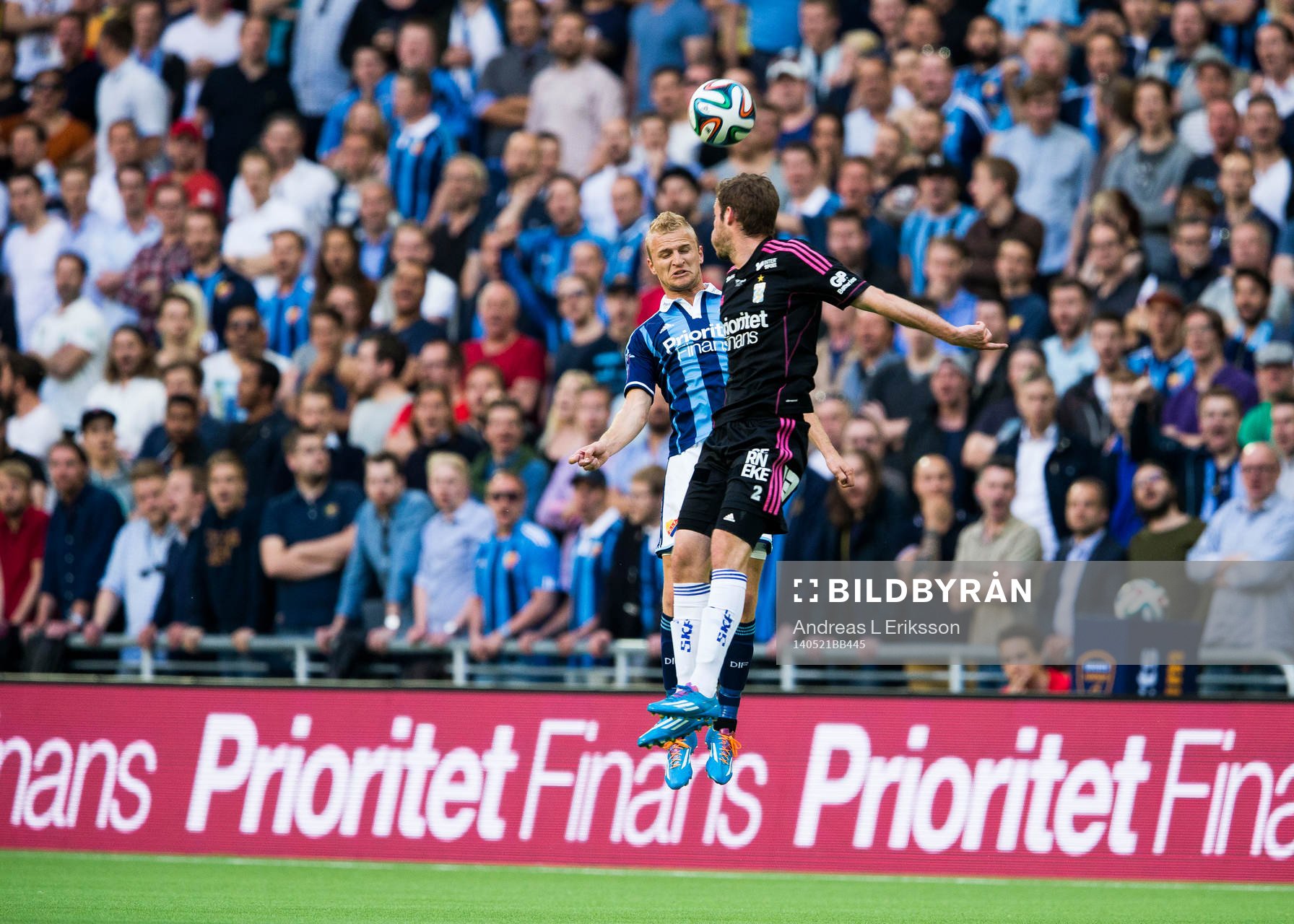 Djurgårdens Vytautas Andriuskevicius i en nickduell med IFK Göteborgs Emil Salomonsson under fotbollsmatchen i Allsvenskan mellan Djurgården och IFK Göteborg den 21 maj 2014 i Stockholm.