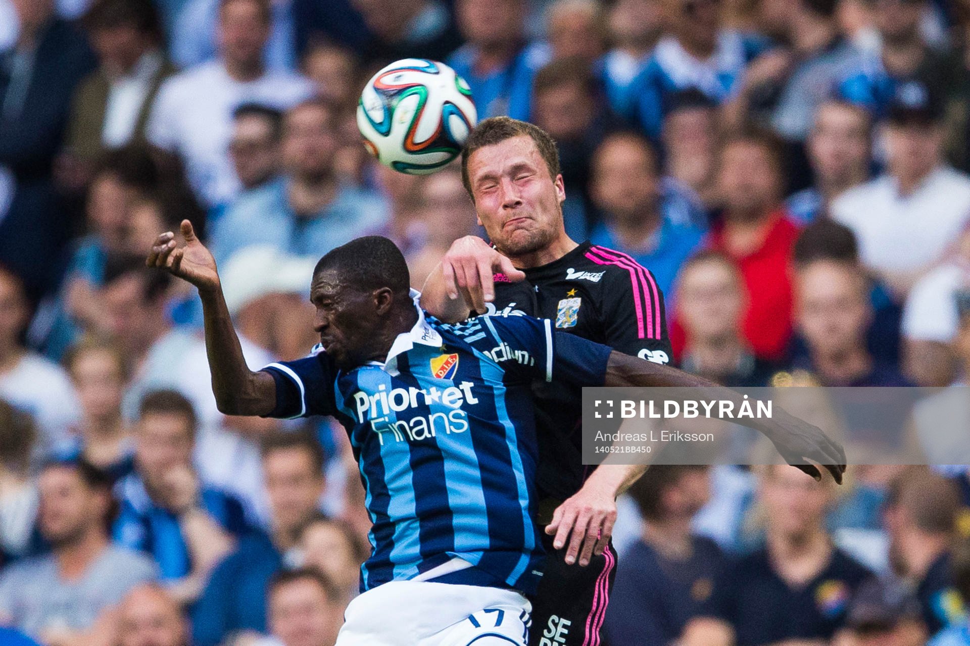 Djurgårdens Yussif Chibsah och IFK Göteborgs Jakob Johansson i en nickduell under fotbollsmatchen i Allsvenskan mellan Djurgården och IFK Göteborg den 21 maj 2014 i Stockholm. 
