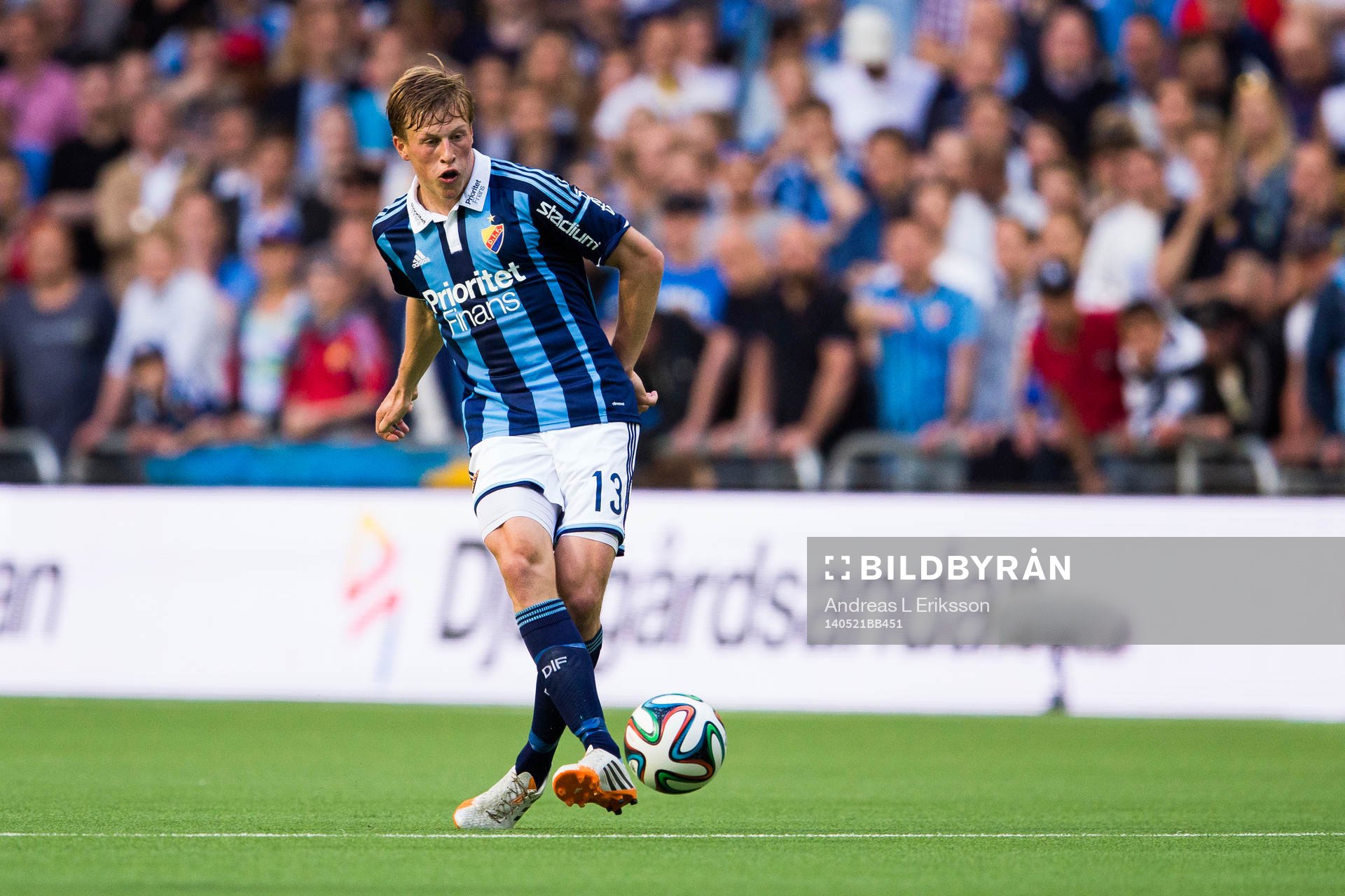 Djurgårdens Emil Bergström med bollen