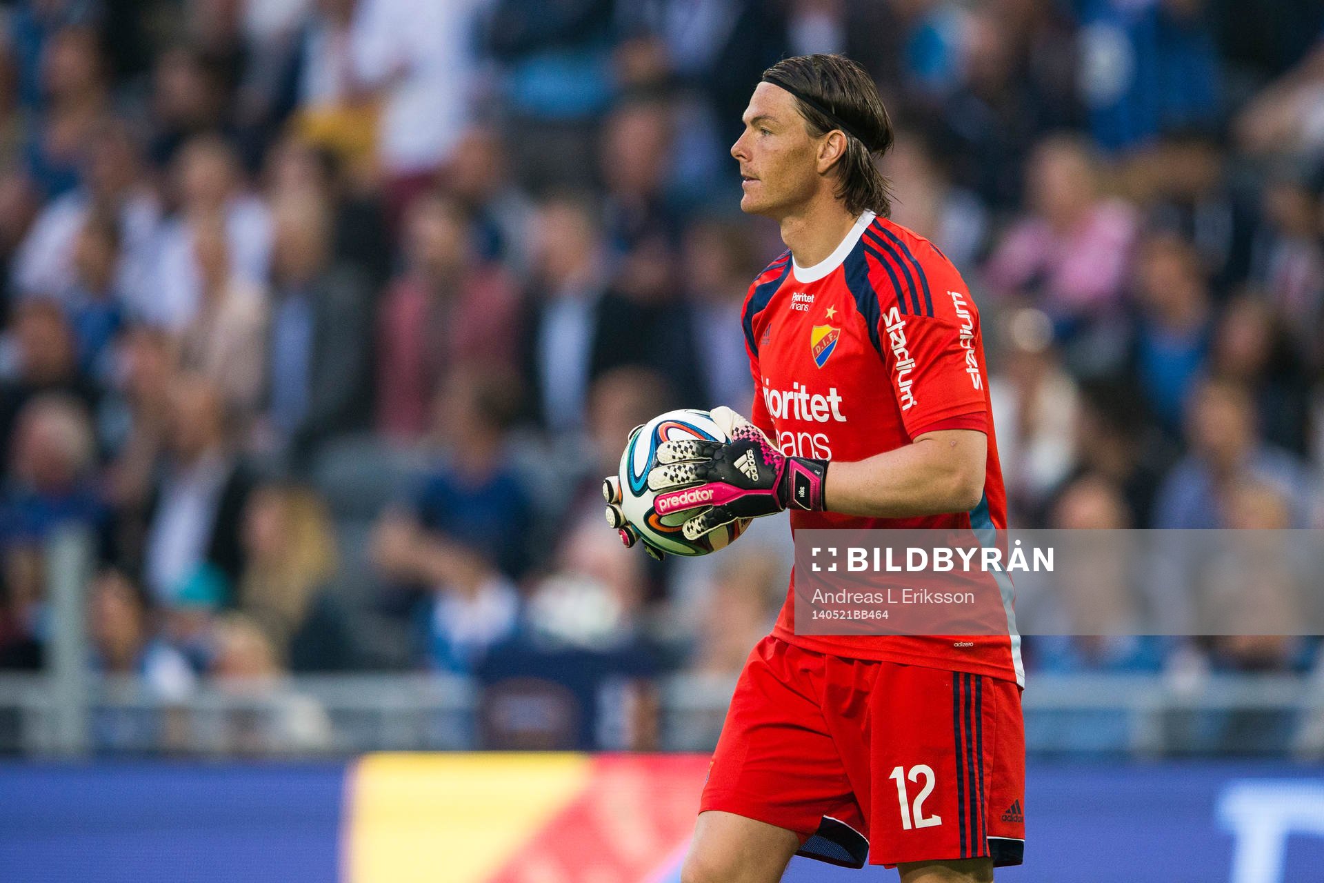 Djurgårdens målvakt Kenneth Høie med bollen under fotbollsmatchen i Allsvenskan mellan Djurgården och IFK Göteborg den 21 maj 2014 i Stockholm.