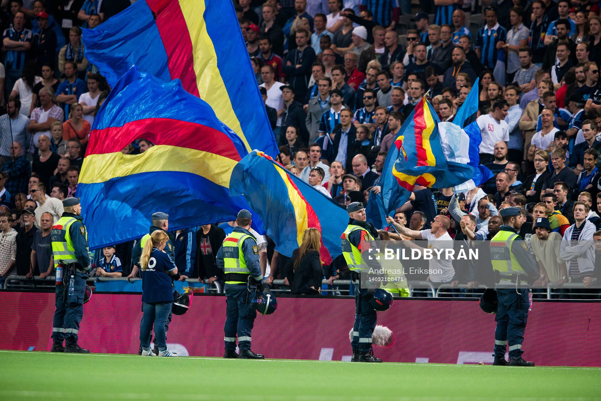 Ordningsvakter placeras ut framför Djurgårdens supportrar