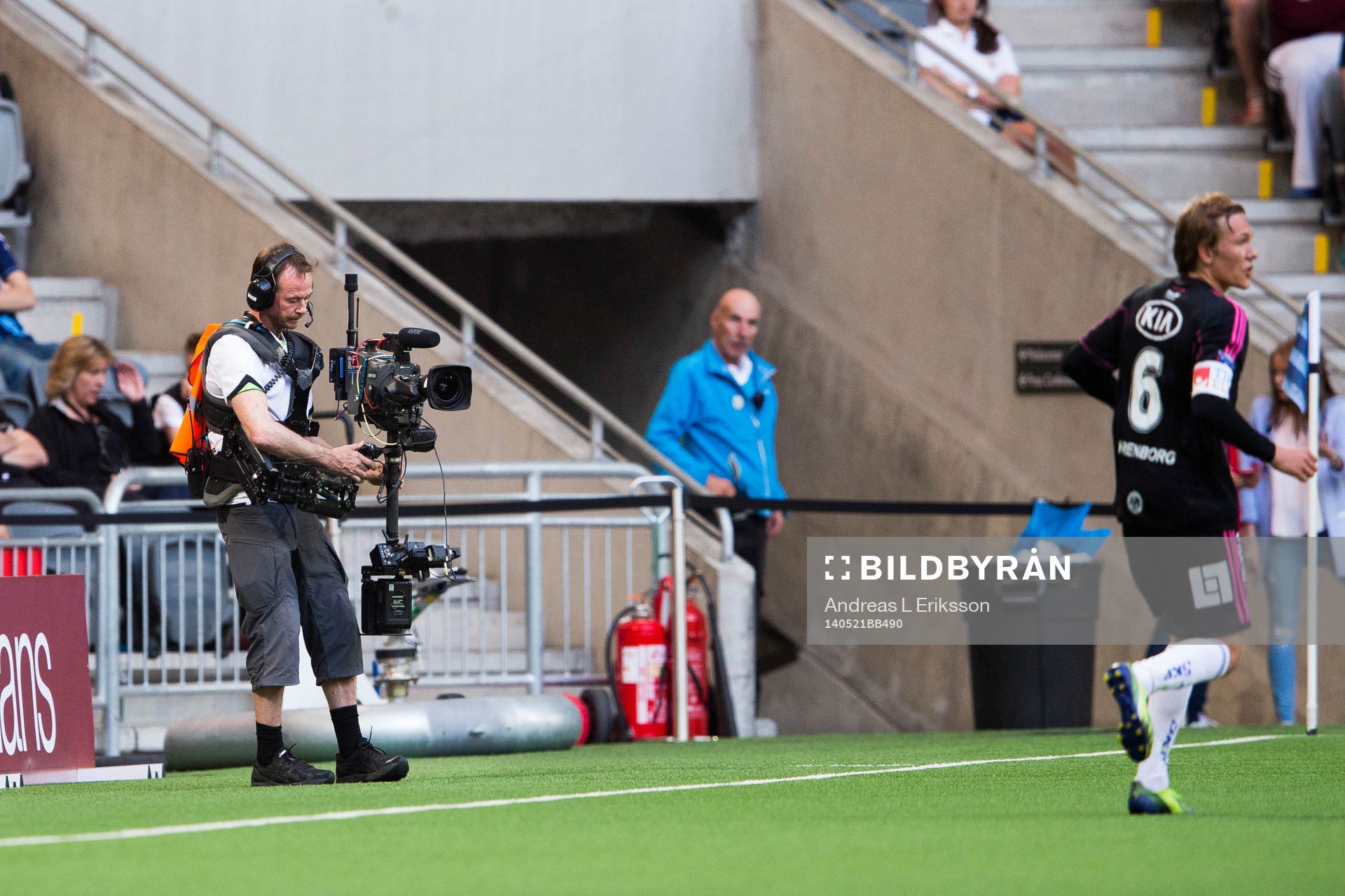 En kameraman följer spelarna under fotbollsmatchen i Allsvenskan mellan Djurgården och IFK Göteborg den 21 maj 2014 i Stockholm.