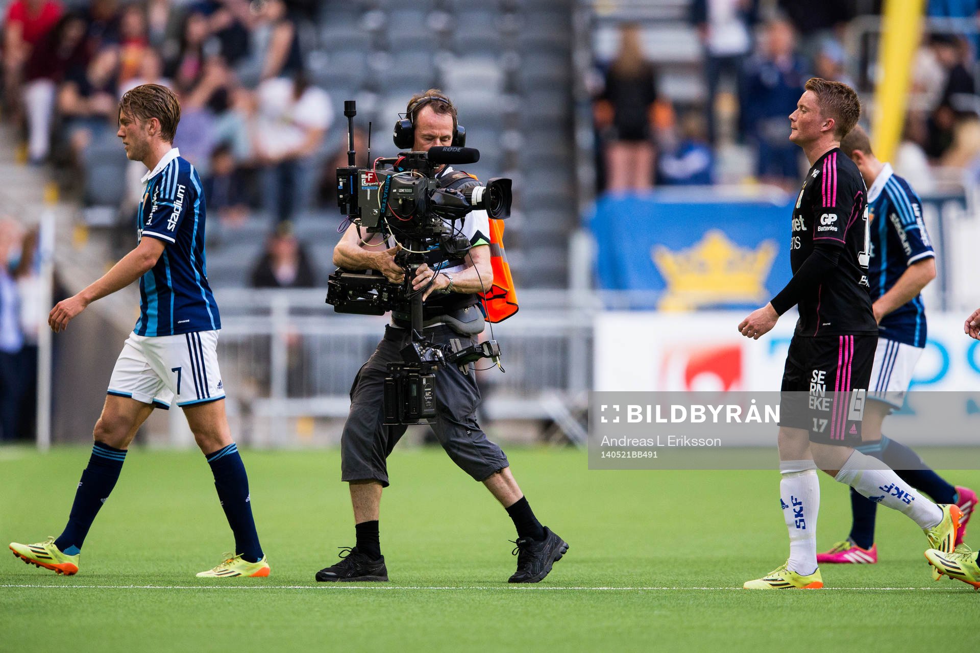 En kameraman följer spelarna på väg av planen under fotbollsmatchen i Allsvenskan mellan Djurgården och IFK Göteborg den 21 maj 2014 i Stockholm.