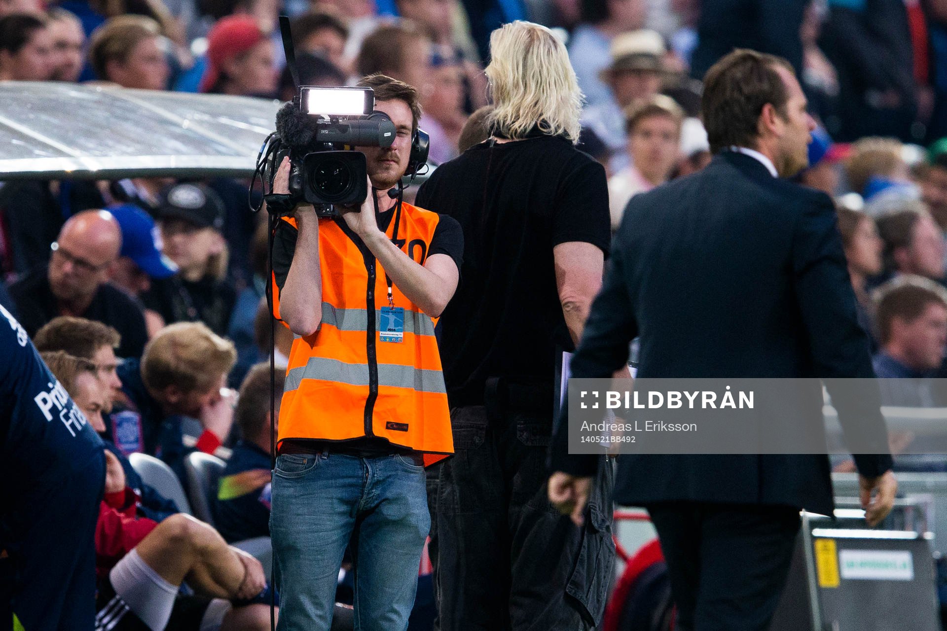 En kameraman följer spelarna under fotbollsmatchen i Allsvenskan mellan Djurgården och IFK Göteborg den 21 maj 2014 i Stockholm.