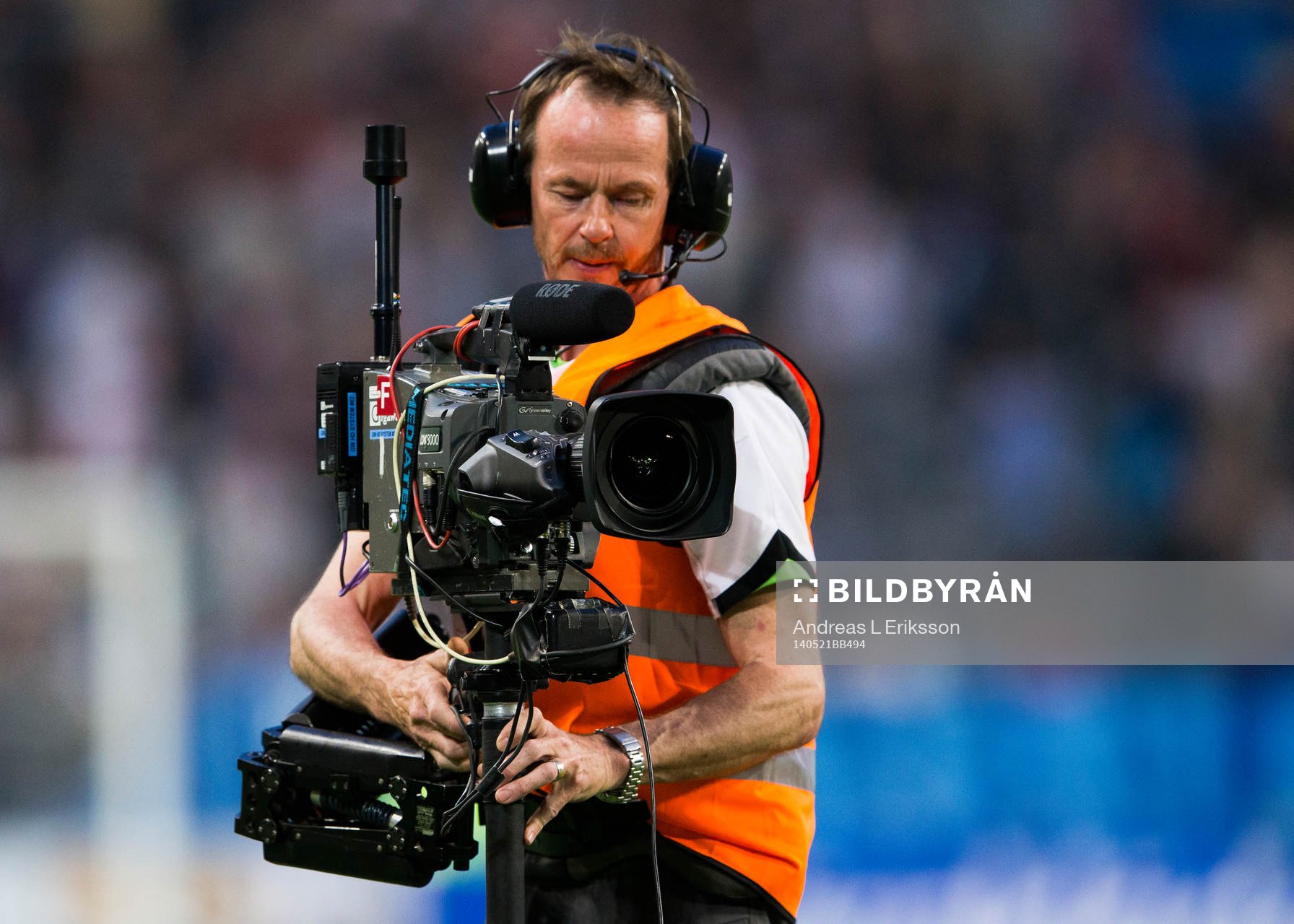En kameraman följer spelarna under fotbollsmatchen i Allsvenskan mellan Djurgården och IFK Göteborg den 21 maj 2014 i Stockholm.