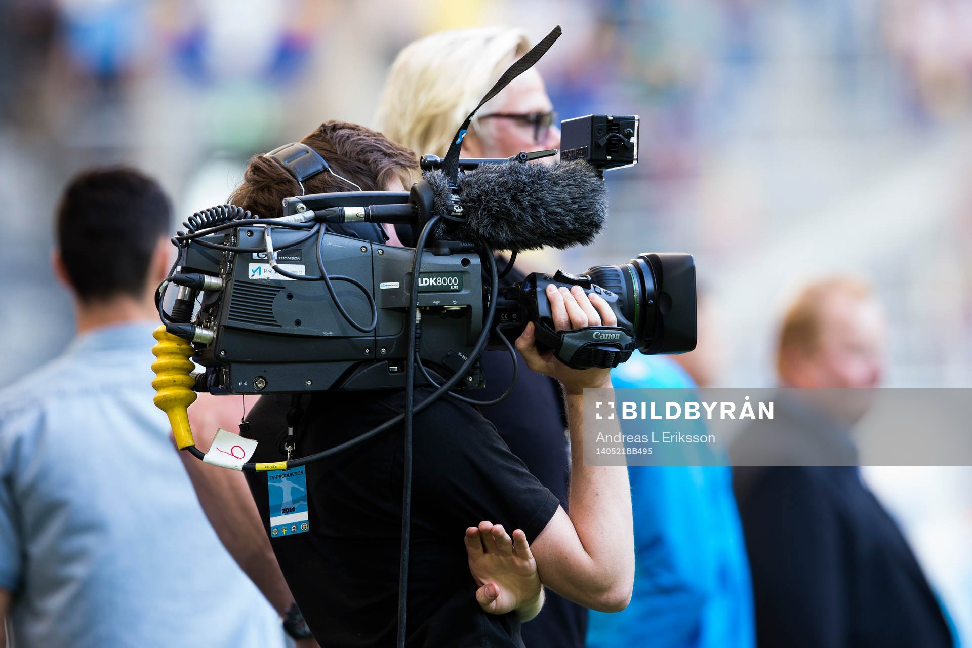 En kameraman följer spelarna under fotbollsmatchen i Allsvenskan mellan Djurgården och IFK Göteborg den 21 maj 2014 i Stockholm.