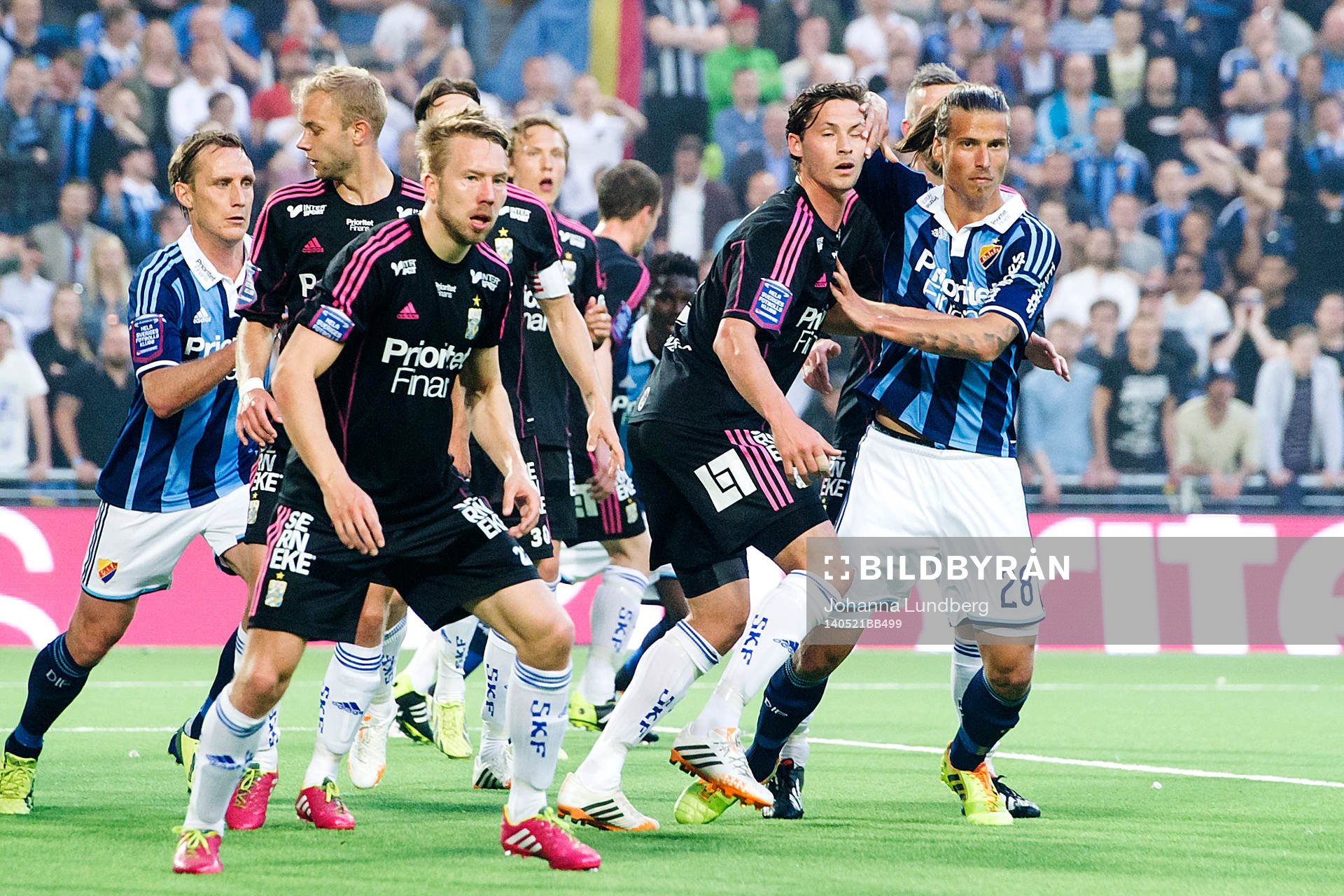 Trångt i IFK Göteborgs straffområde, till höger så