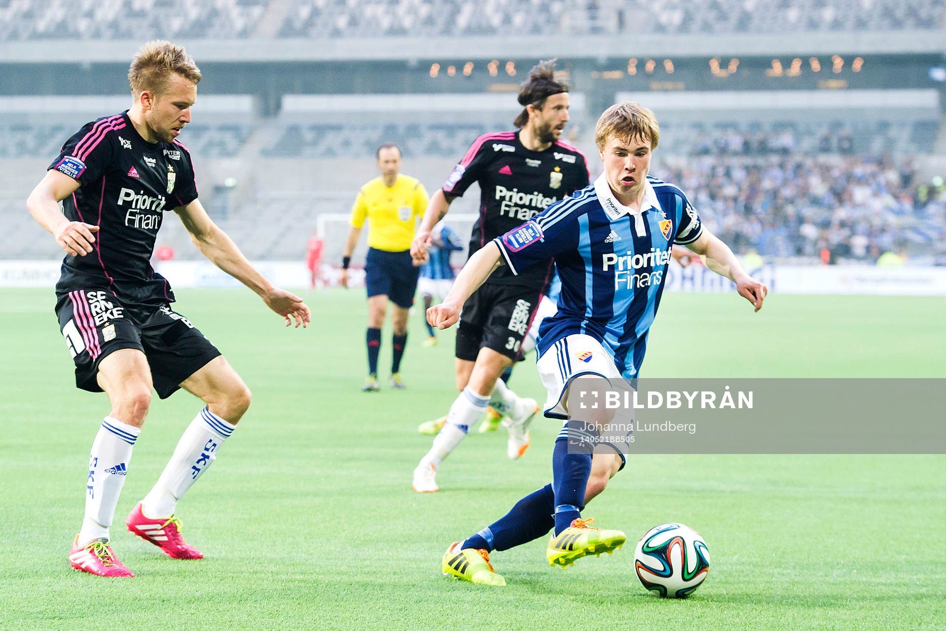 Djurgårdens Simon Tibbling (th) tar sig förbi IFK