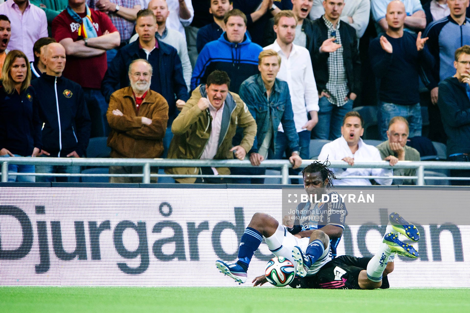 Djurgårdens Amadou Jawo ramlar över en av IFK Göteborgs