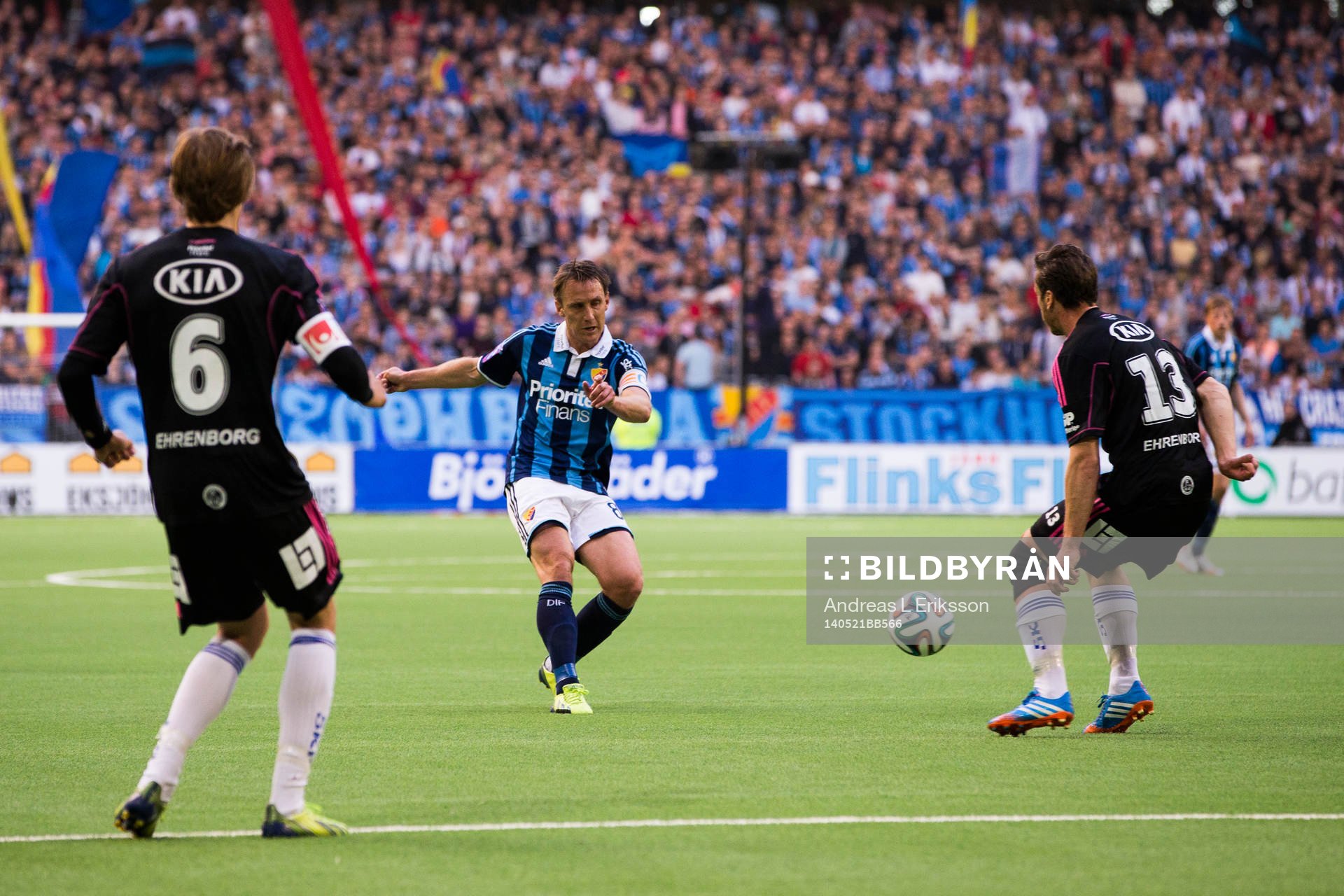Djurgårdens Andreas Johansson med ett skott som täcks av