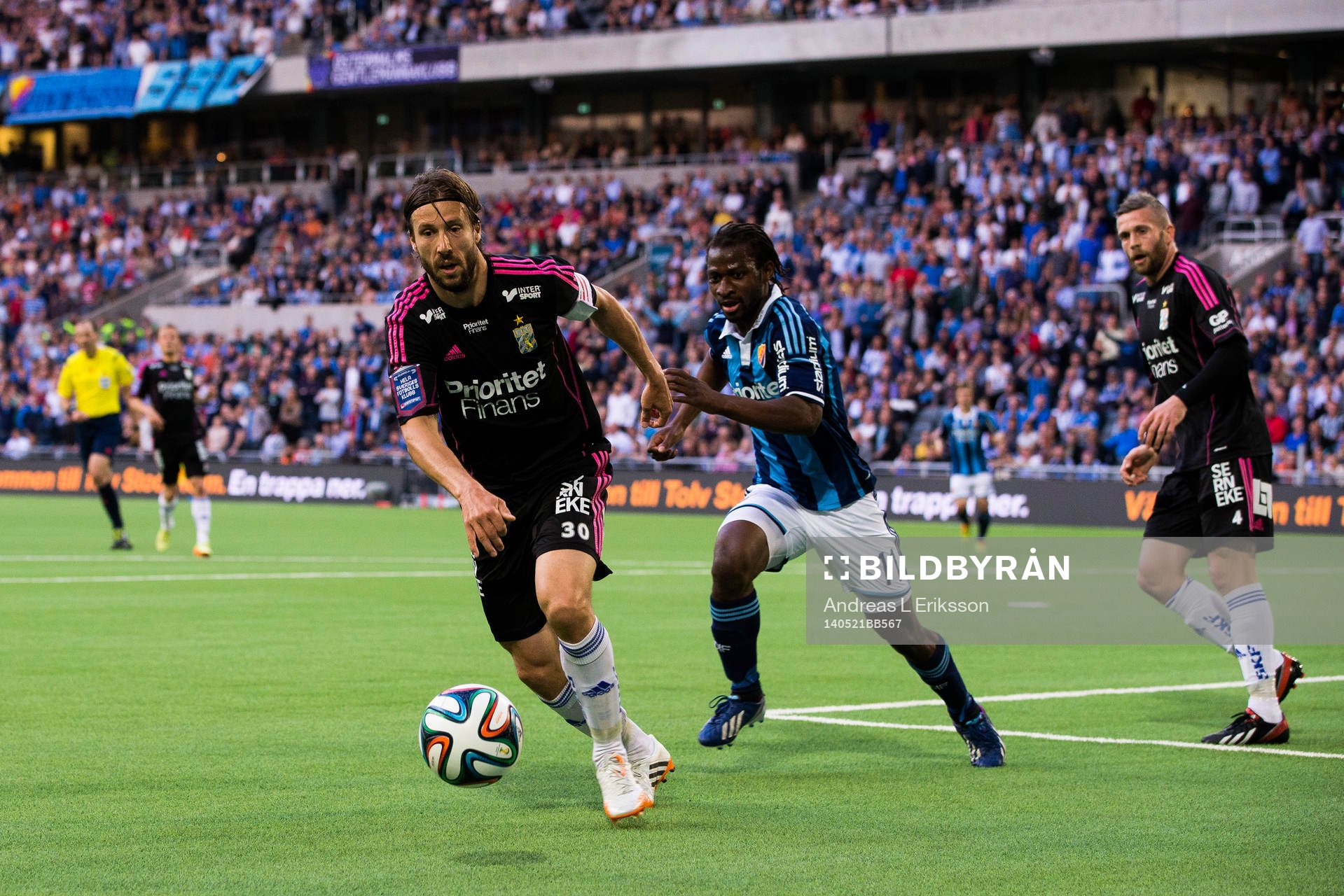 IFK Göteborgs Mattias Bjärsmyr jagas av Djurgårdens Amadou Jawo under fotbollsmatchen i Allsvenskan mellan Djurgården och IFK Göteborg den 21 maj 2014 i Stockholm.