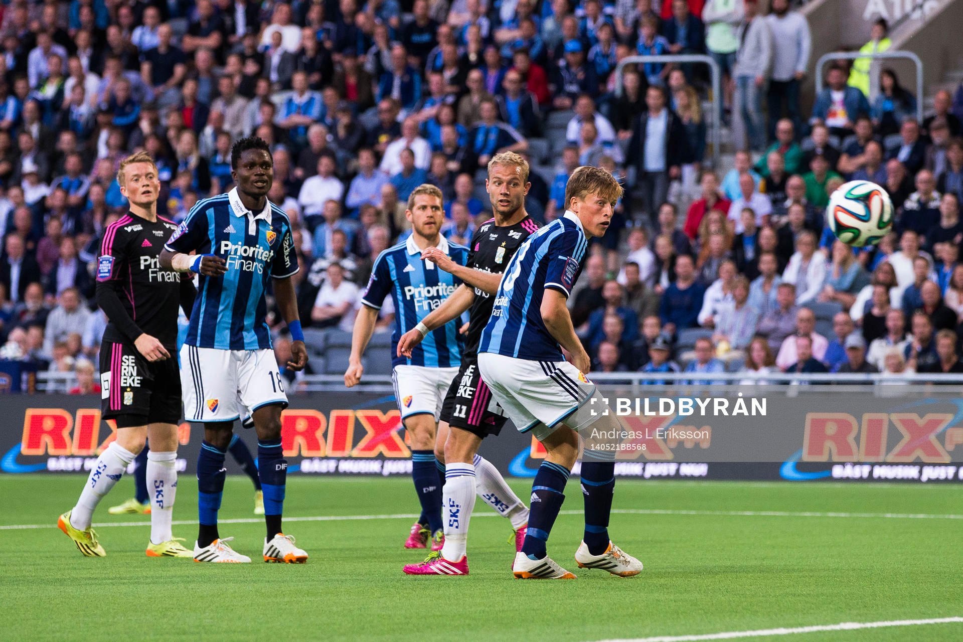 IFK Göteborgs Robin Söder i en nickduell med Djurgårdens Emil Bergström under fotbollsmatchen i Allsvenskan mellan Djurgården och IFK Göteborg den 21 maj 2014 i Stockholm.