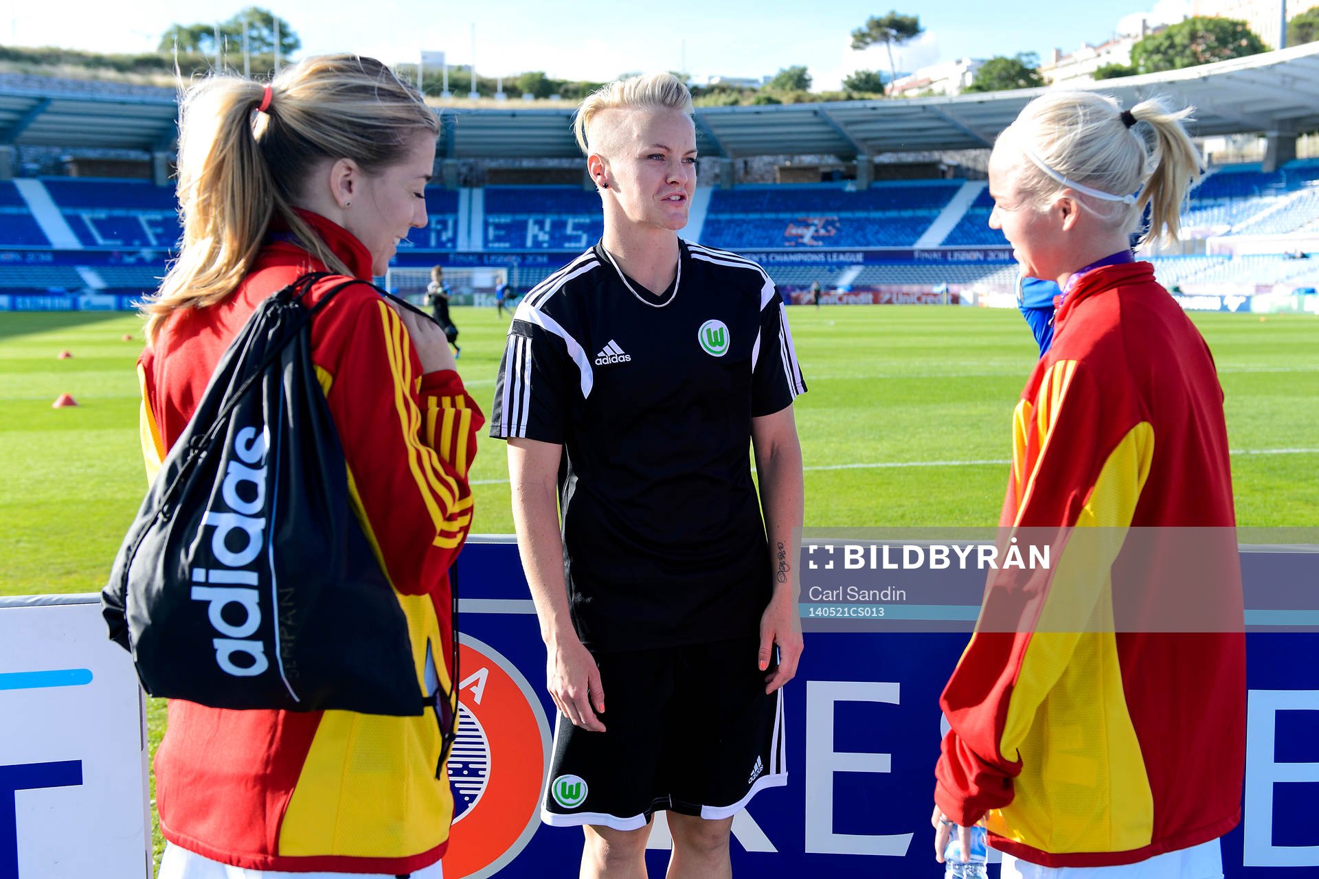 Tyresös Linda Sembrant (v) och Caroline Seger (h) pratar