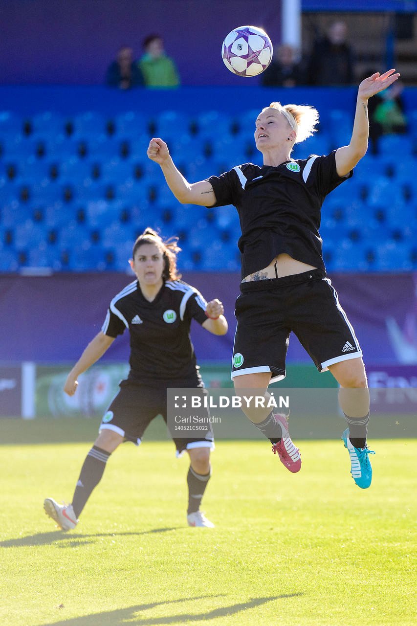 Wolfsburgs Nilla Fischer nickar bollen under en träning inför finalen i damernas Champions League den 21 maj 2014 i Lissabon, Portugal.