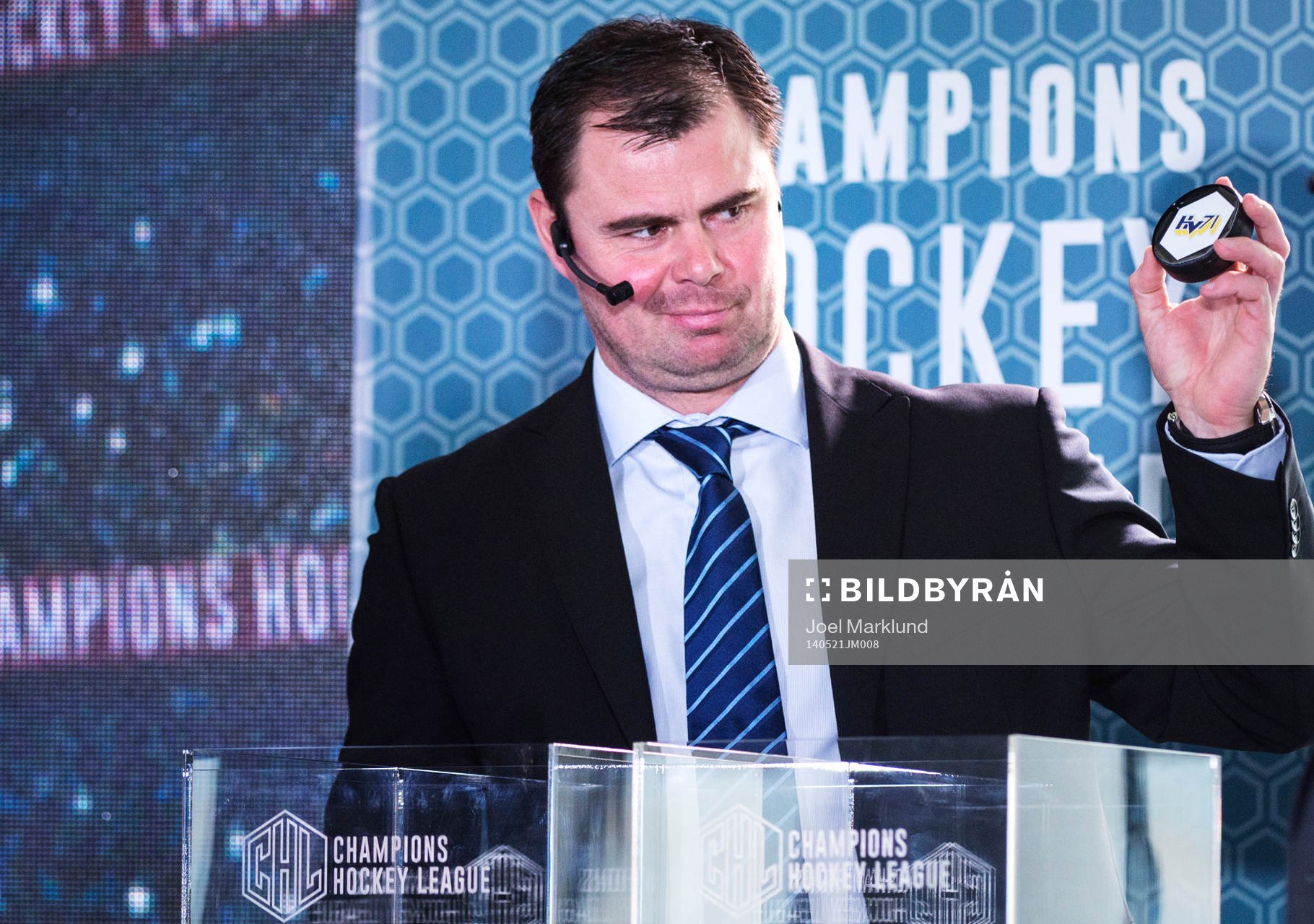 Den före detta ishockeyspelaren Jaroslav Spacek håller