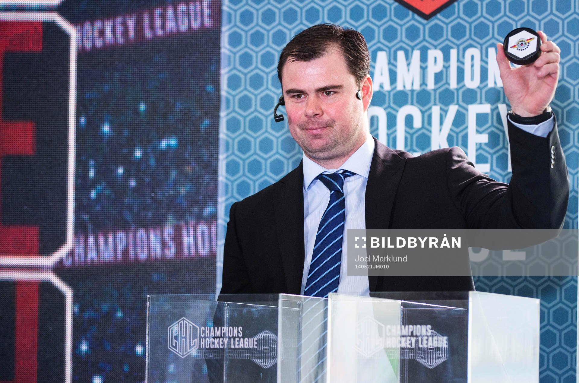 Den före detta ishockeyspelaren Jaroslav Spacek håller