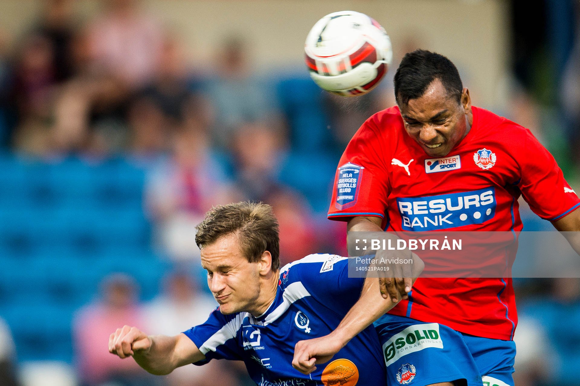 Helsingborgs Álvaro Santos nickar strax över ribban på