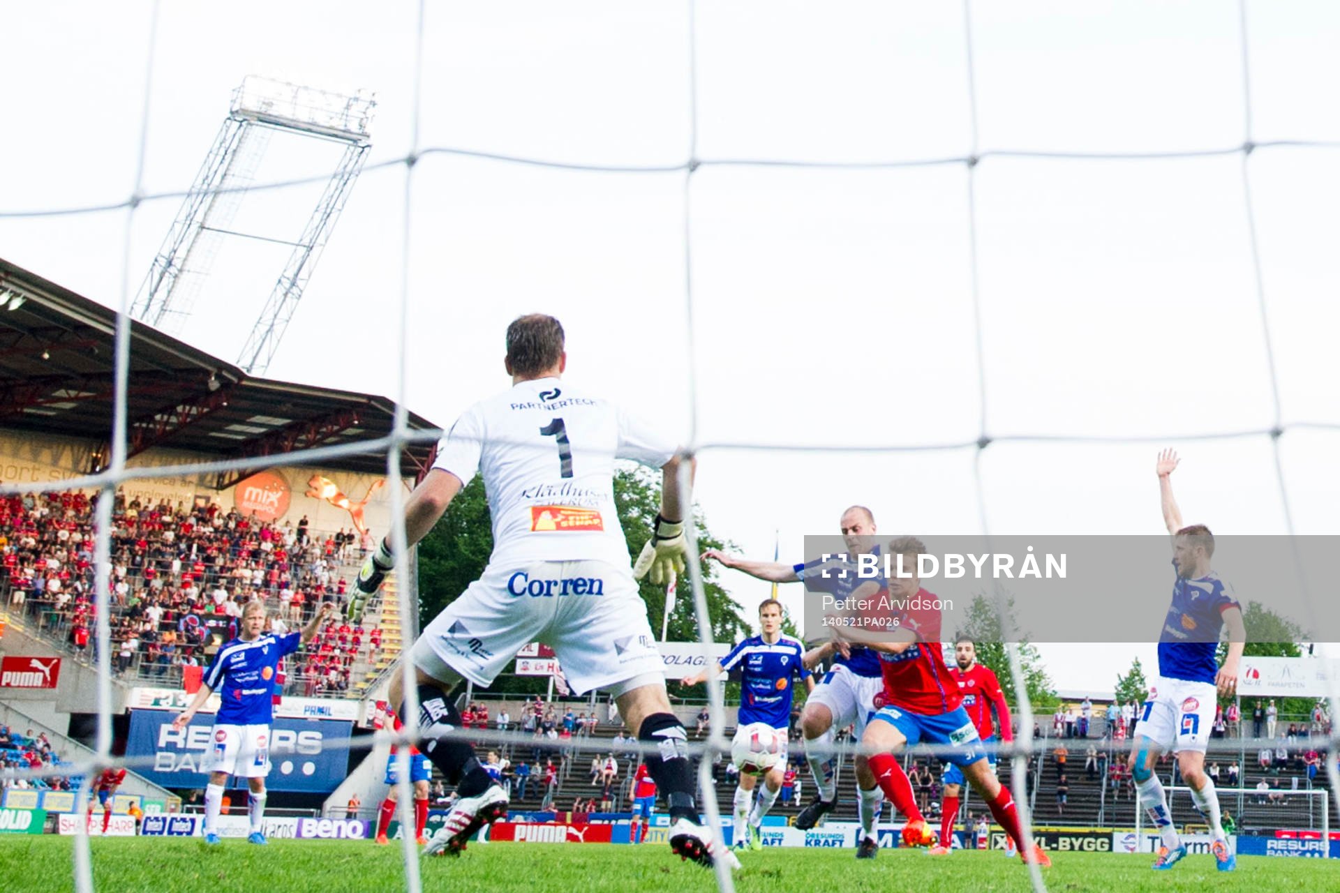 Helsingborgs Elias Andersson försöker ta sig förbi