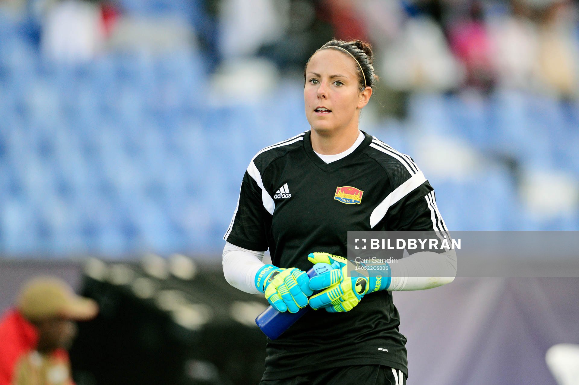 Tyresös målvakt Carola Söberg värmer upp innan finalen