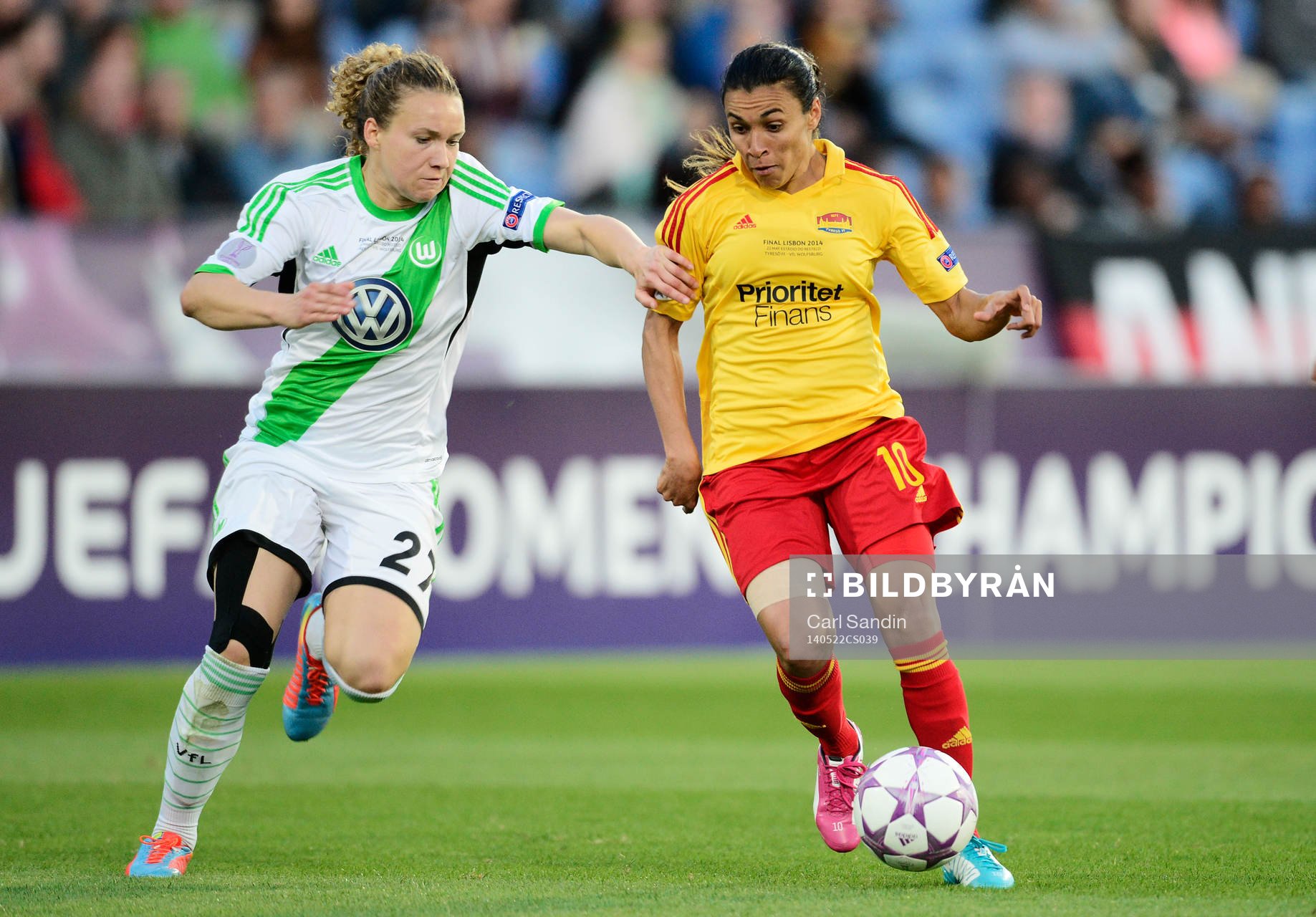 Wolfsburgs Josephine Henning och Tyresös Marta Vieira da Silva under finalen i damernas Champions League mellan Tyresö och Wolfsburg den 22 maj 2014 i Lissabon, Portugal.