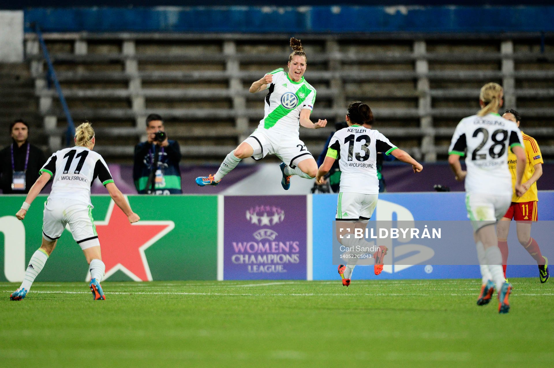 Wolfsburgs Verena Faisst jublar efter 3-3 under finalen i damernas Champions League mellan Tyresö och Wolfsburg den 22 maj 2014 i Lissabon, Portugal.