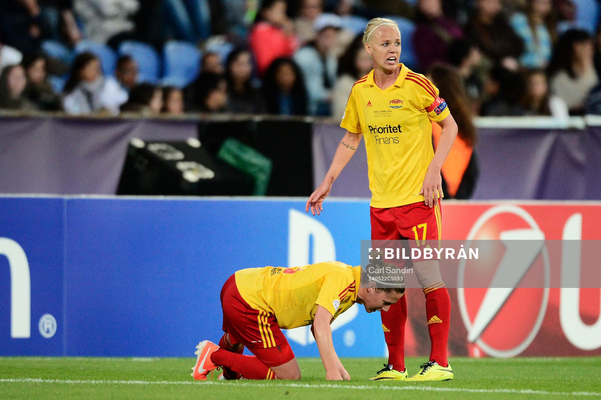 Tyresös Meghan Klingenberg får hjälp av Caroline Seger