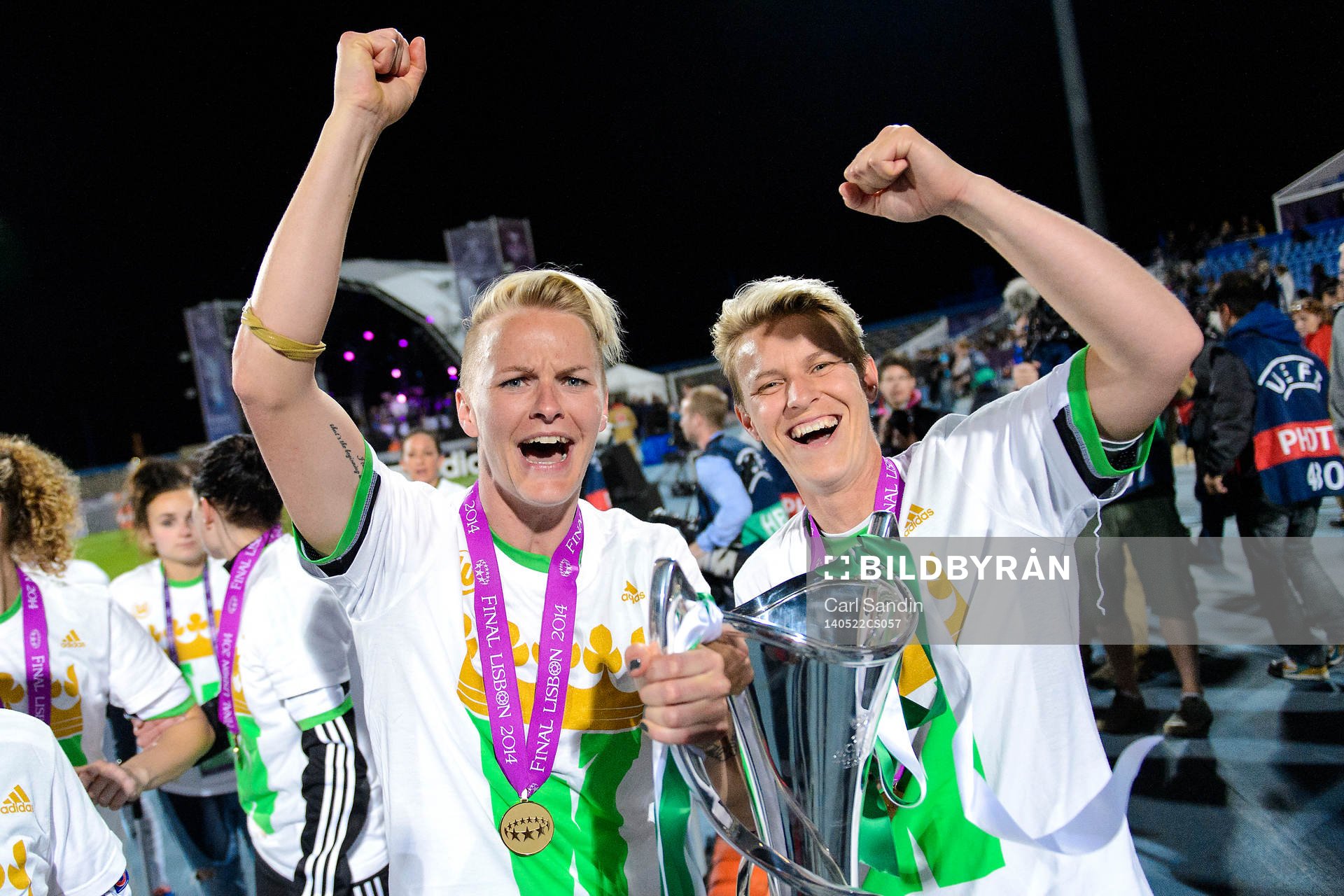 Wolfsburgs Nilla Fischer och Ivonne Hartmann med pokalen