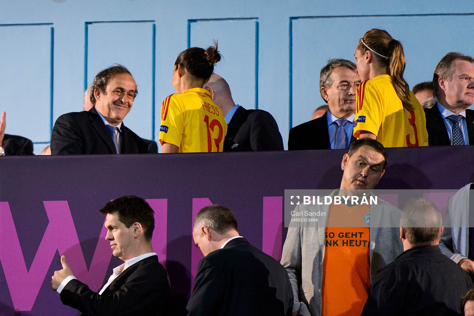 Tyresö för sina medaljer av Michel Platini, president UEFA