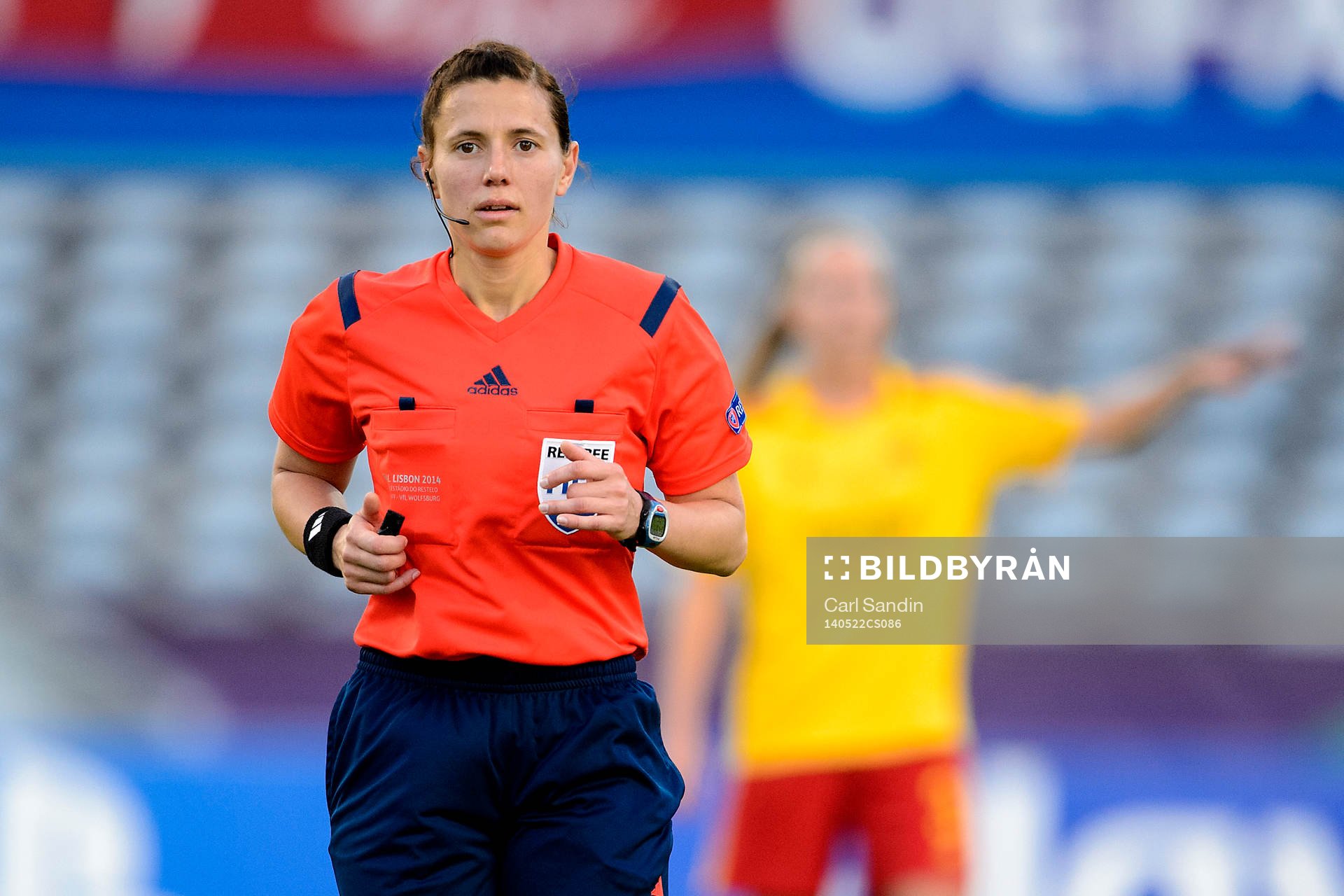 Domare Kateryna Monzul under finalen i damernas Champions League mellan Tyresö och Wolfsburg den 22 maj 2014 i Lissabon, Portugal.