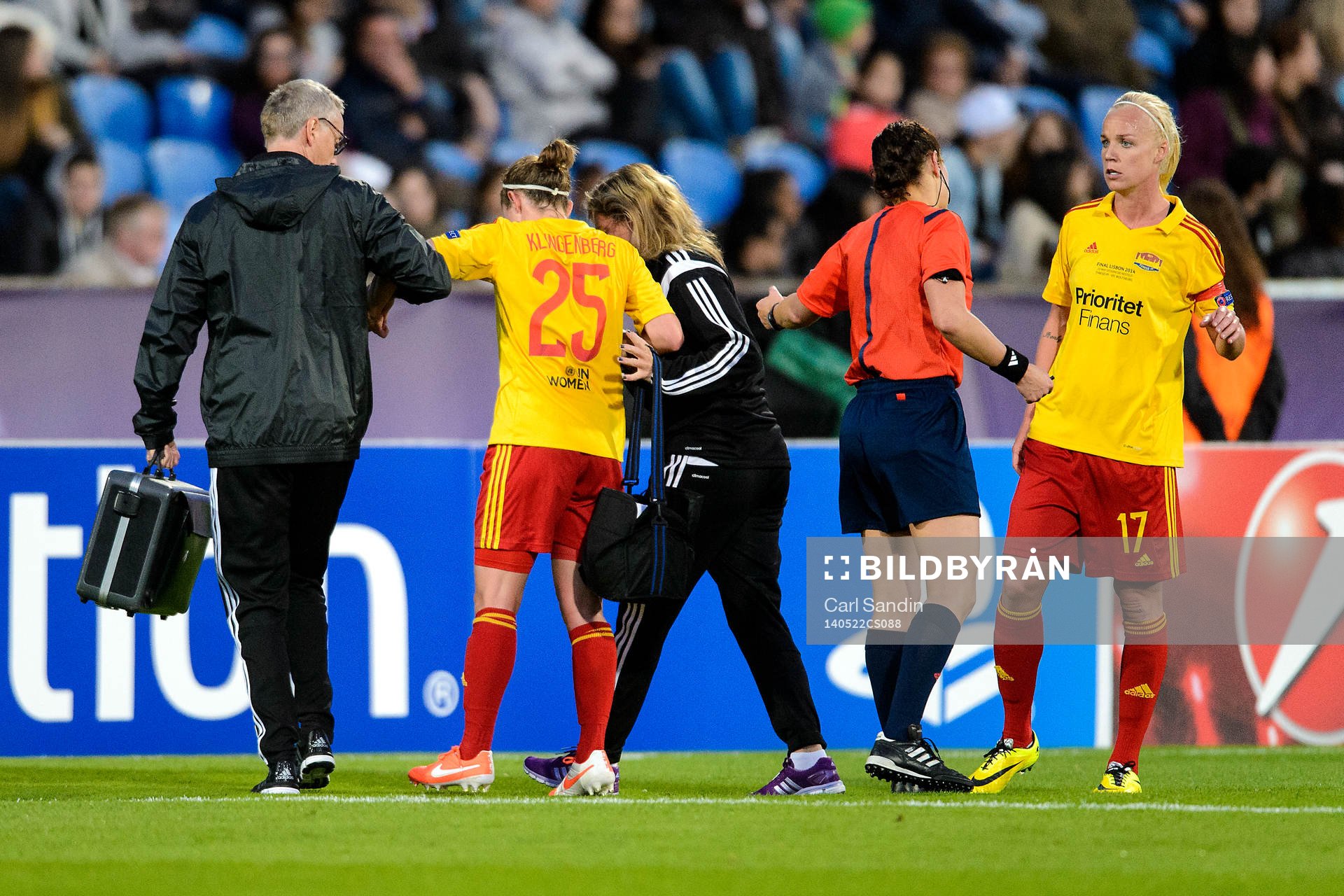 Tyresös Meghan Klingenberg får hjälp att lämna planen