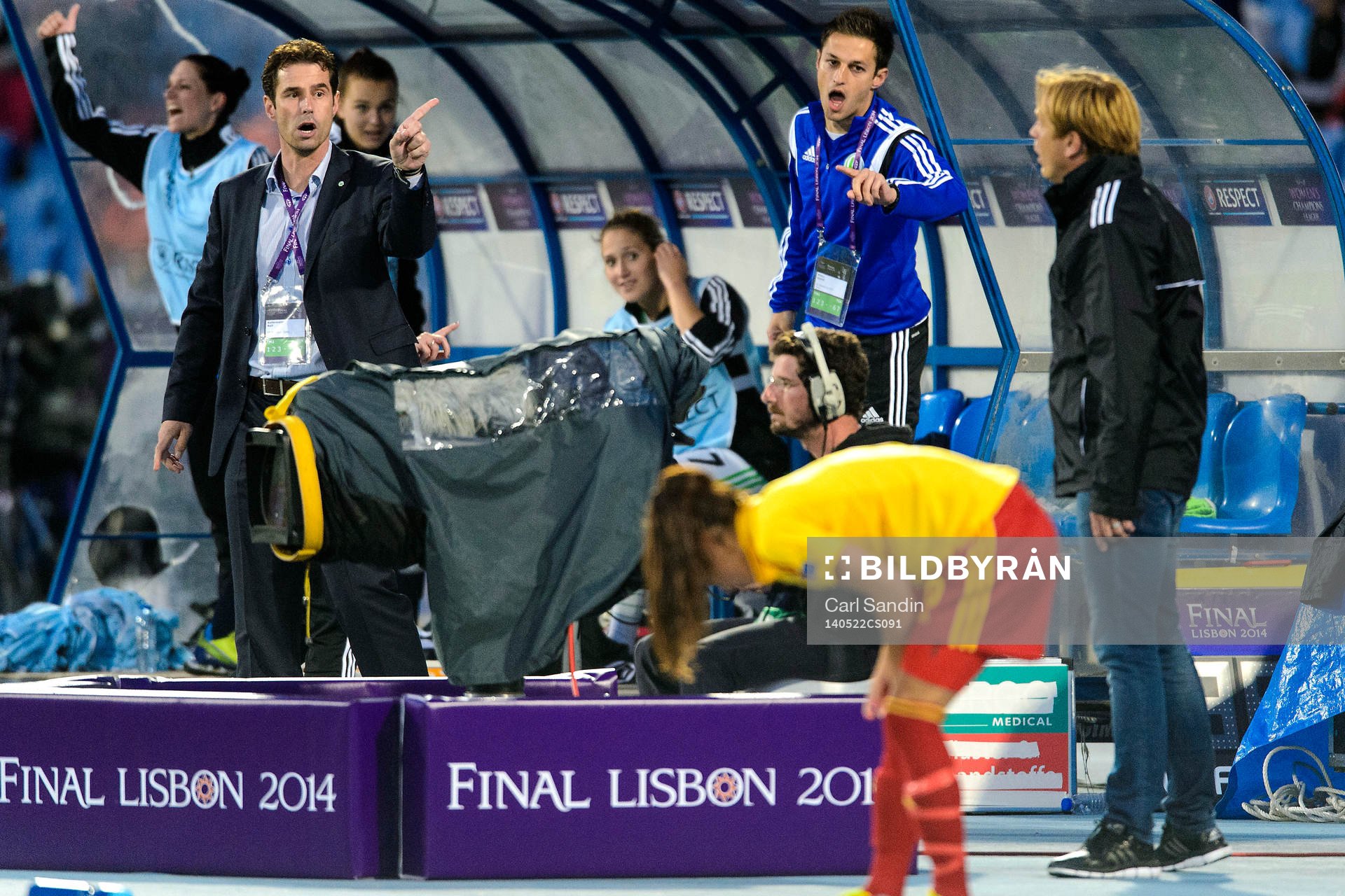 Wolfsburgs tränare Ralf Kellermann diskuterar med Tyresös tränare Tony Gustavsson (vänd från kameran) under finalen i damernas Champions League mellan Tyresö och Wolfsburg den 22 maj 2014 i Lissabon, Portugal.