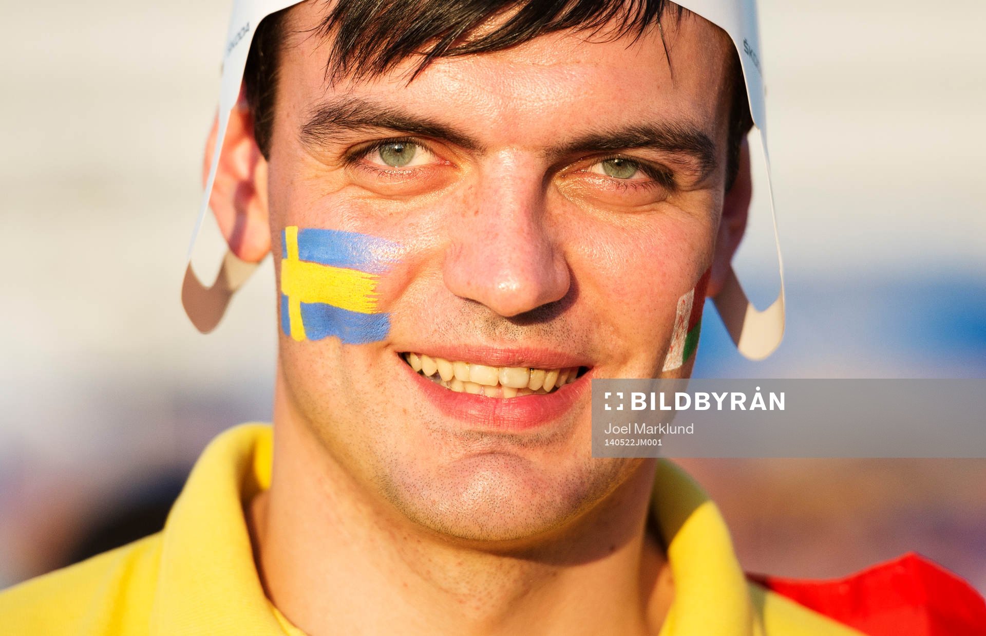Ett fan med svenska och vitryska flaggorna målade på sina