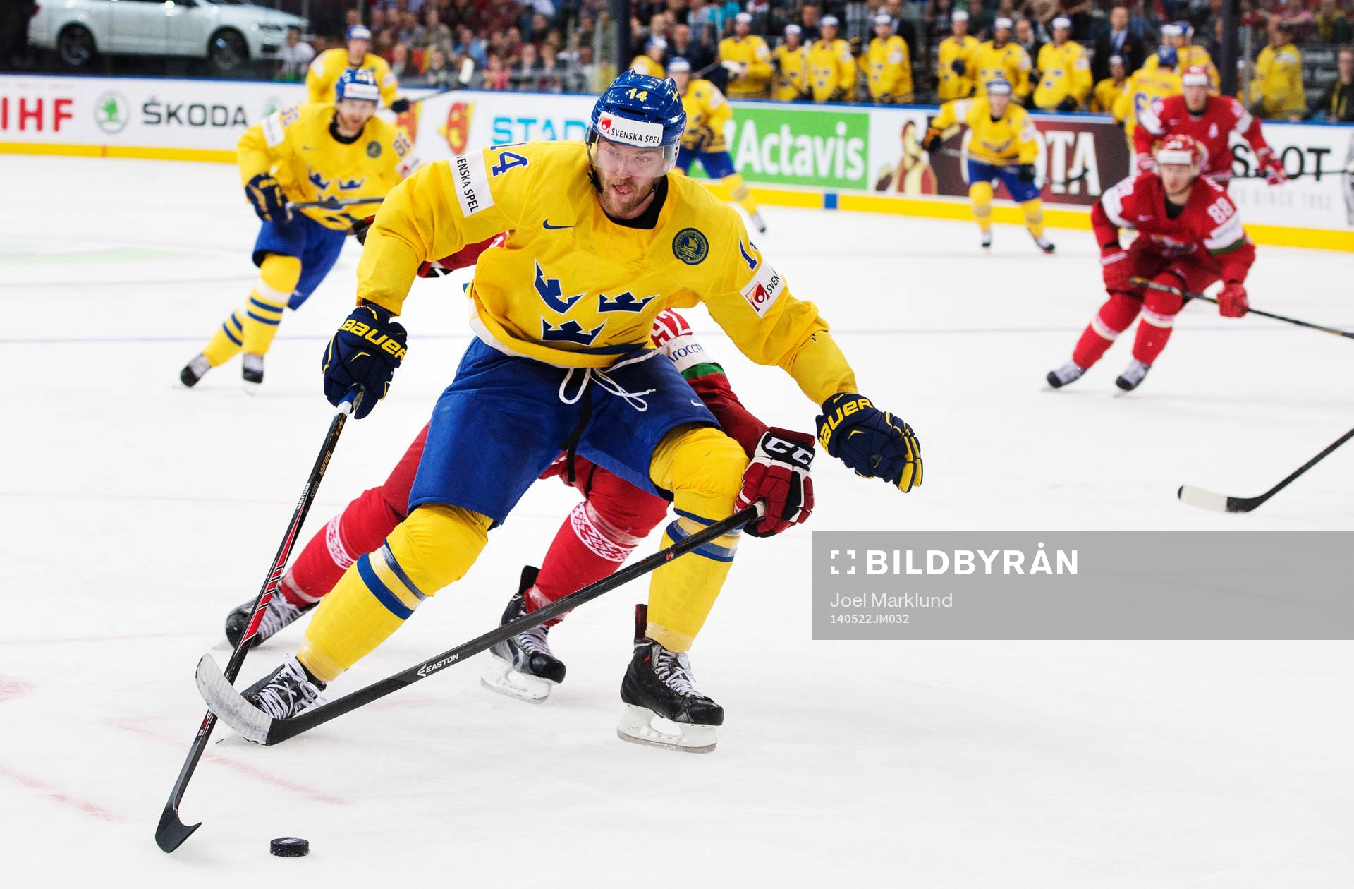 Sveriges Mattias Ekholm tar sig fram mot mål innan han