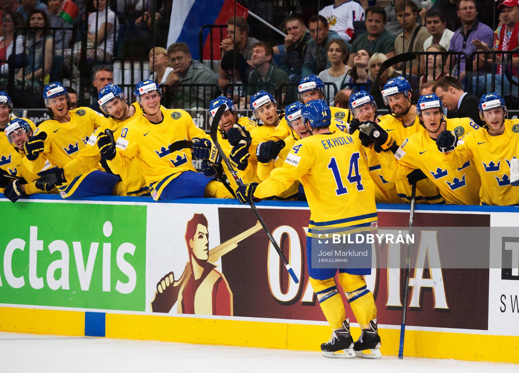 Sveriges Mattias Ekholm jublar med lagkamrater