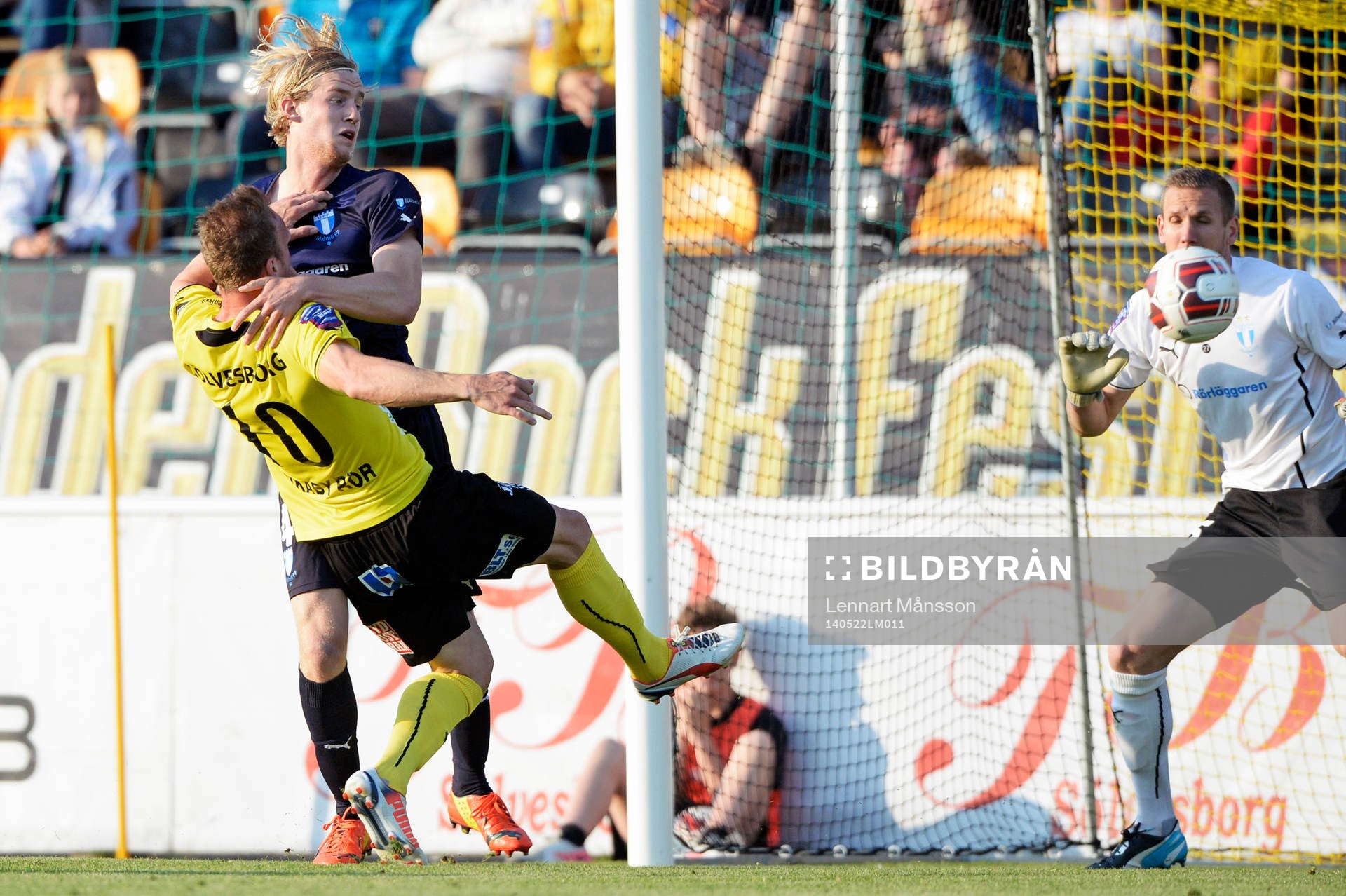 Mjällbys Marcus Ekenberg är nära att överlista Malmö