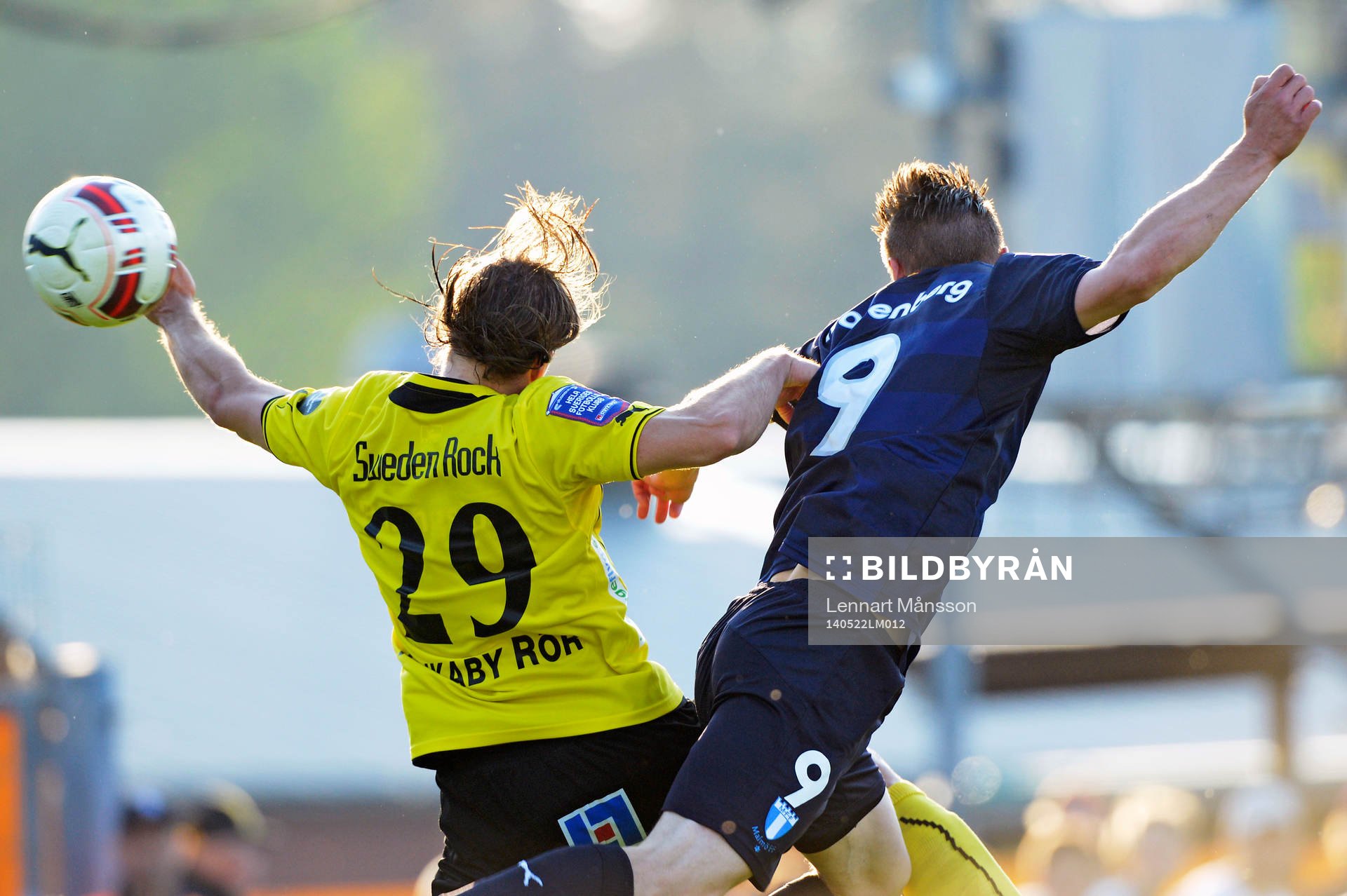 Mjällbys Danny Ervik och Malmö FFs Markus Rosenberg  i