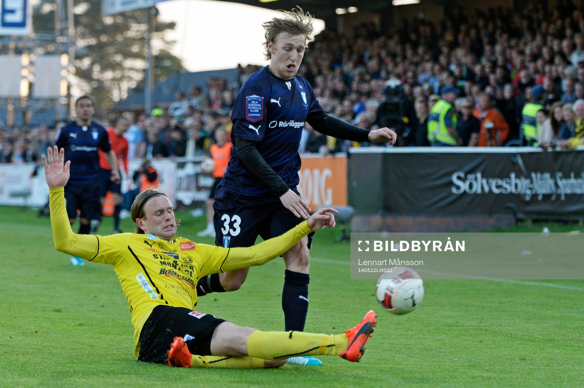 Malmö FFs Emil Forsberg  och Mjällbys Danny Ervik  i