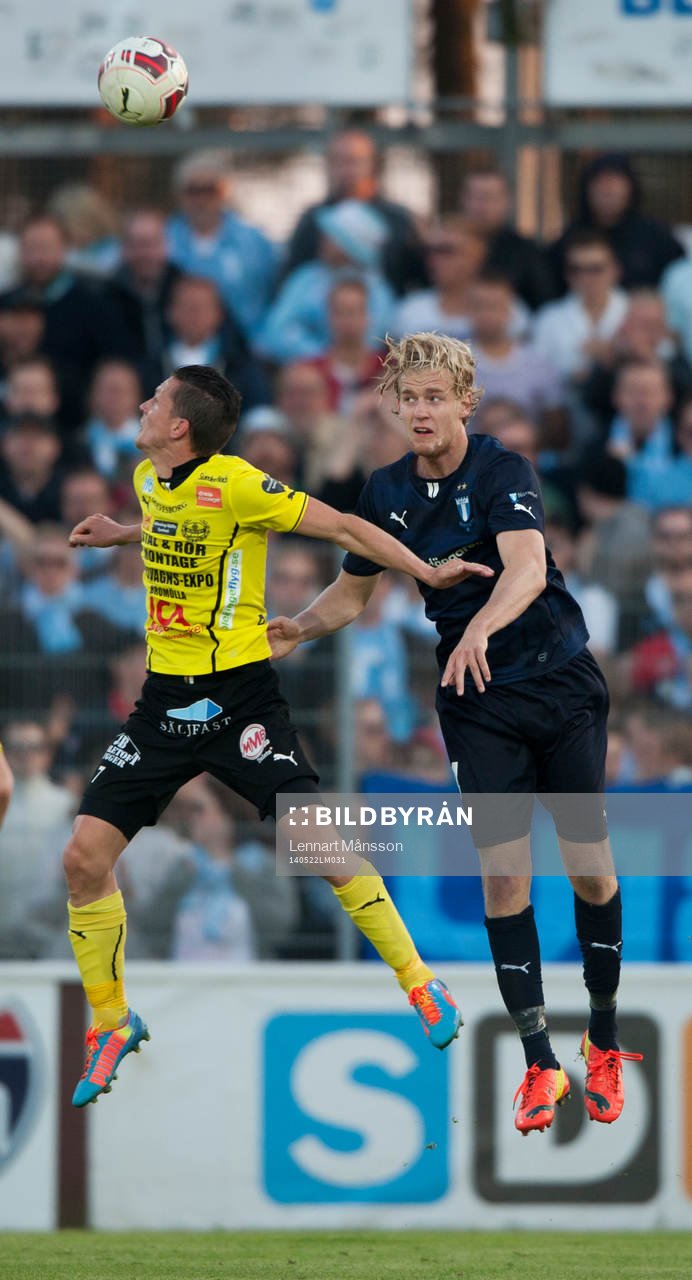 Malmös Filip Helander och Mjällbys Kristian Haynes i