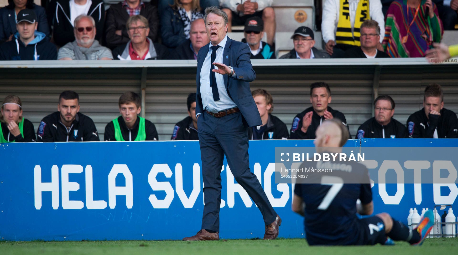 Malmös tränare Åge Hareide och på bänken längst till