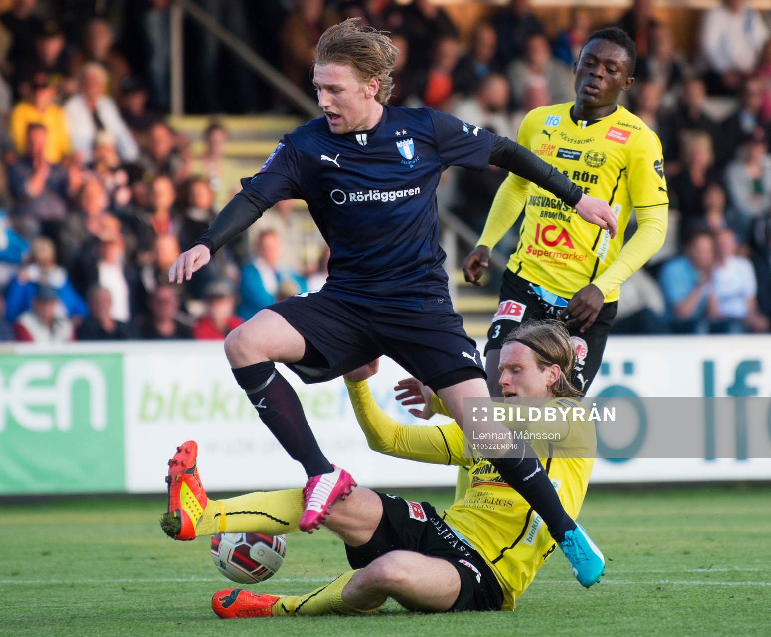 Malmös Emil Forsberg tacklas av Mjällbys Gudmann Thorisson  i den allsvenska matchen mellan Mjällby och Malmö FF i Hällevik 22 maj  2014.