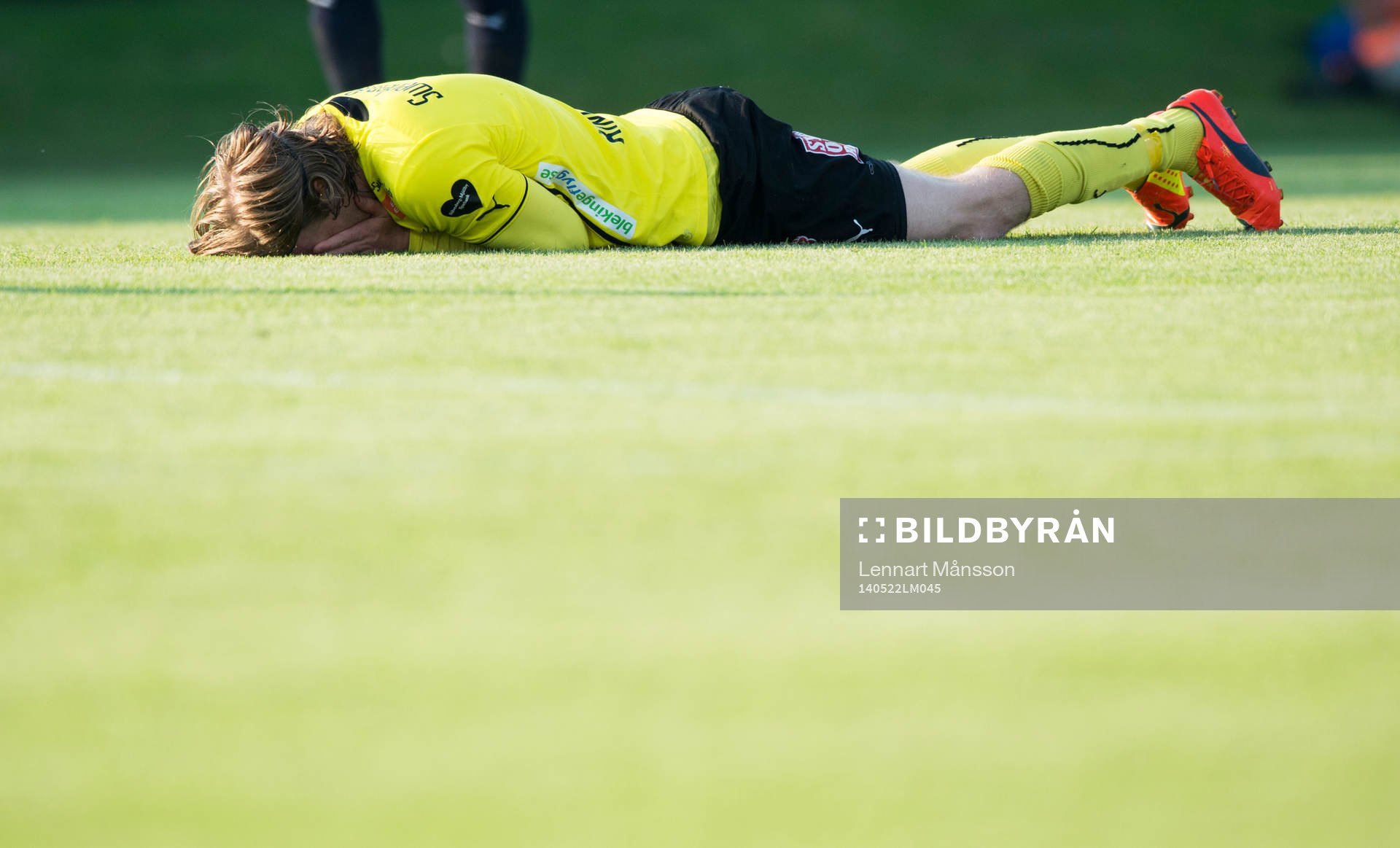 Mjällby biter i gräset i den allsvenska matchen mellan Mjällby och Malmö FF i Hällevik 22 maj  2014.