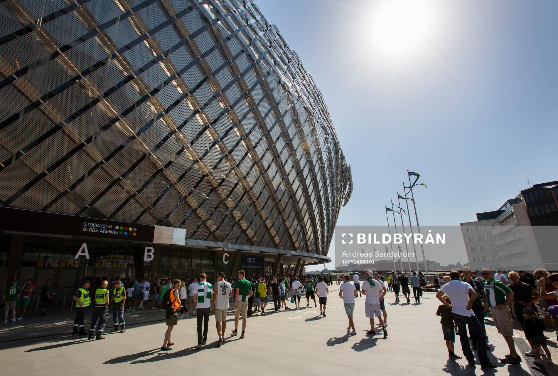 Hammarby supportrar utanför Tele2 Arena
