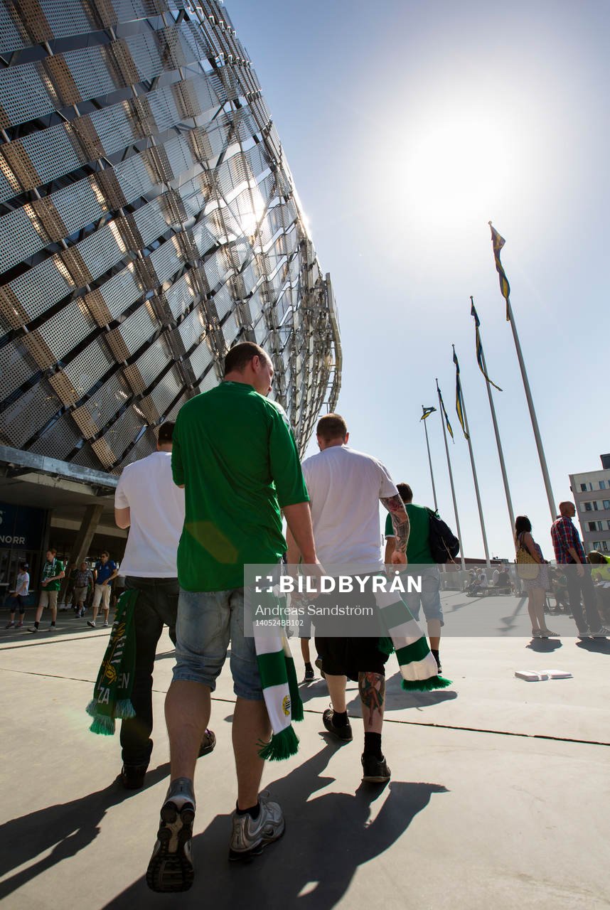 Hammarby supportrar utanför Tele2 Arena