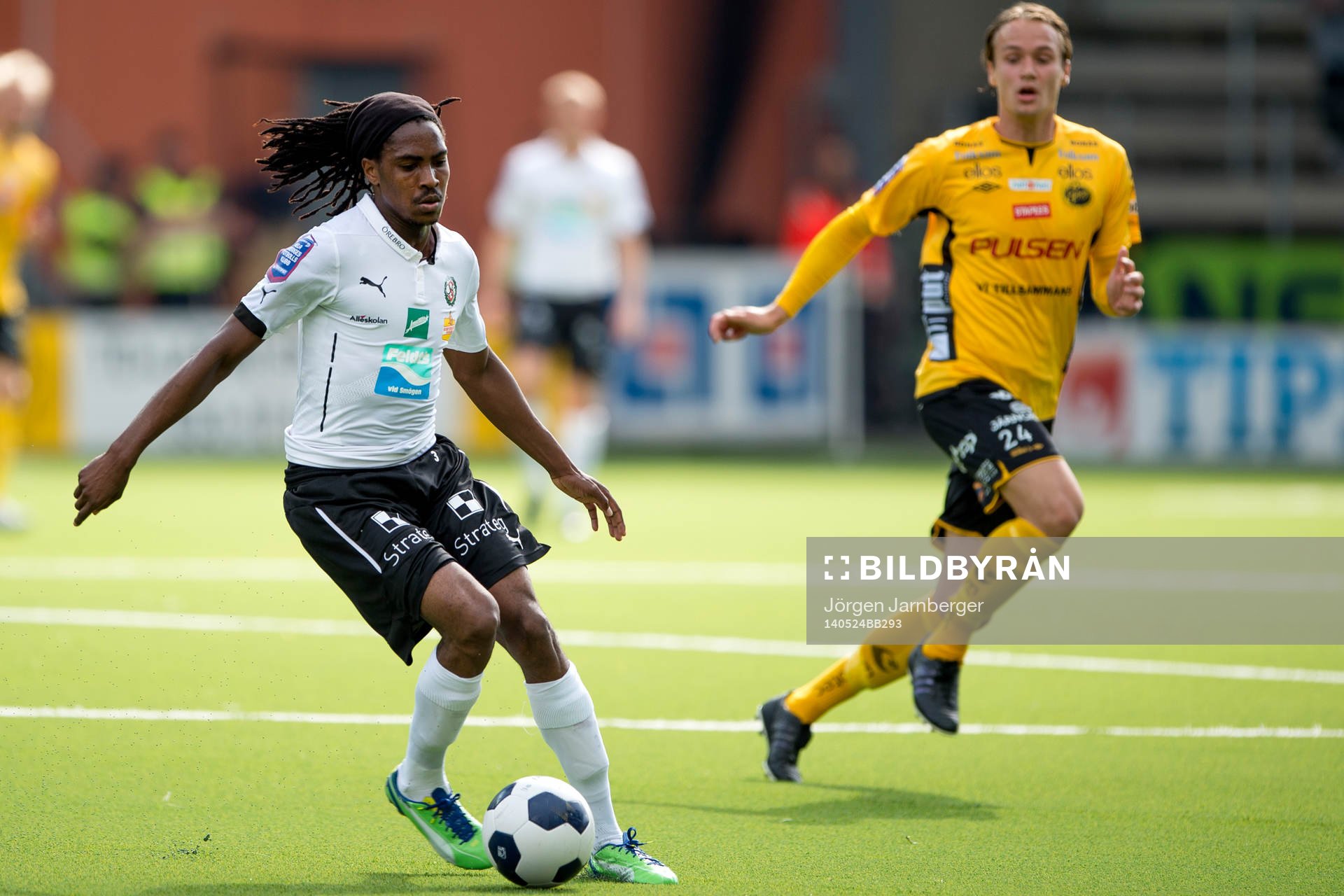 Örebros Ayanda Nkili med boll och Elfsborgs Viktor Prodell