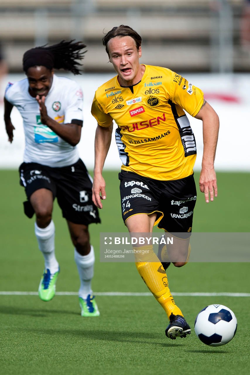 Elfsborgs Viktor Prodell jagas av Örebros Ayanda Nkili