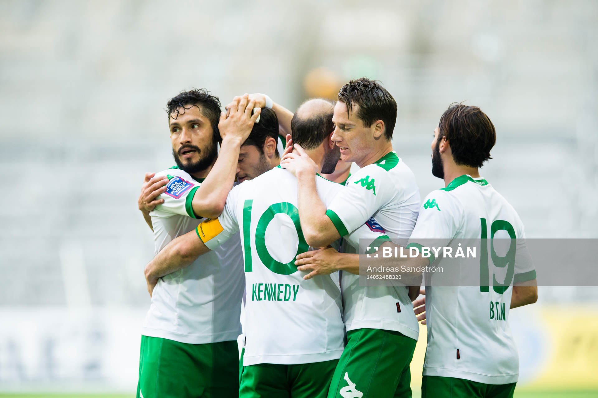 Hammarbys Pablo Piñones-Arce (v) gör 2-0 och gratuleras
