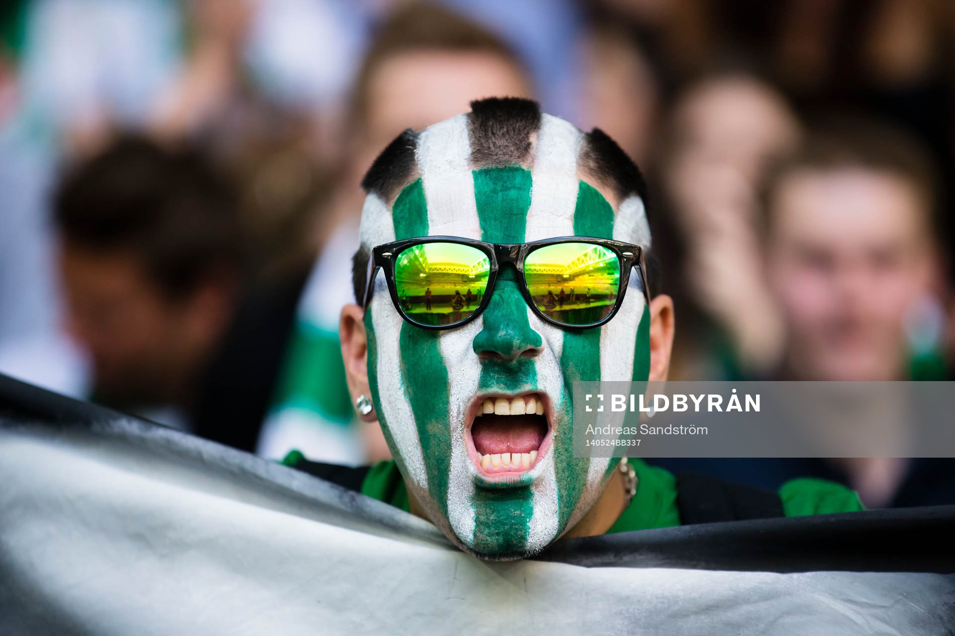 En Hammarbysupporter med målat ansikte
